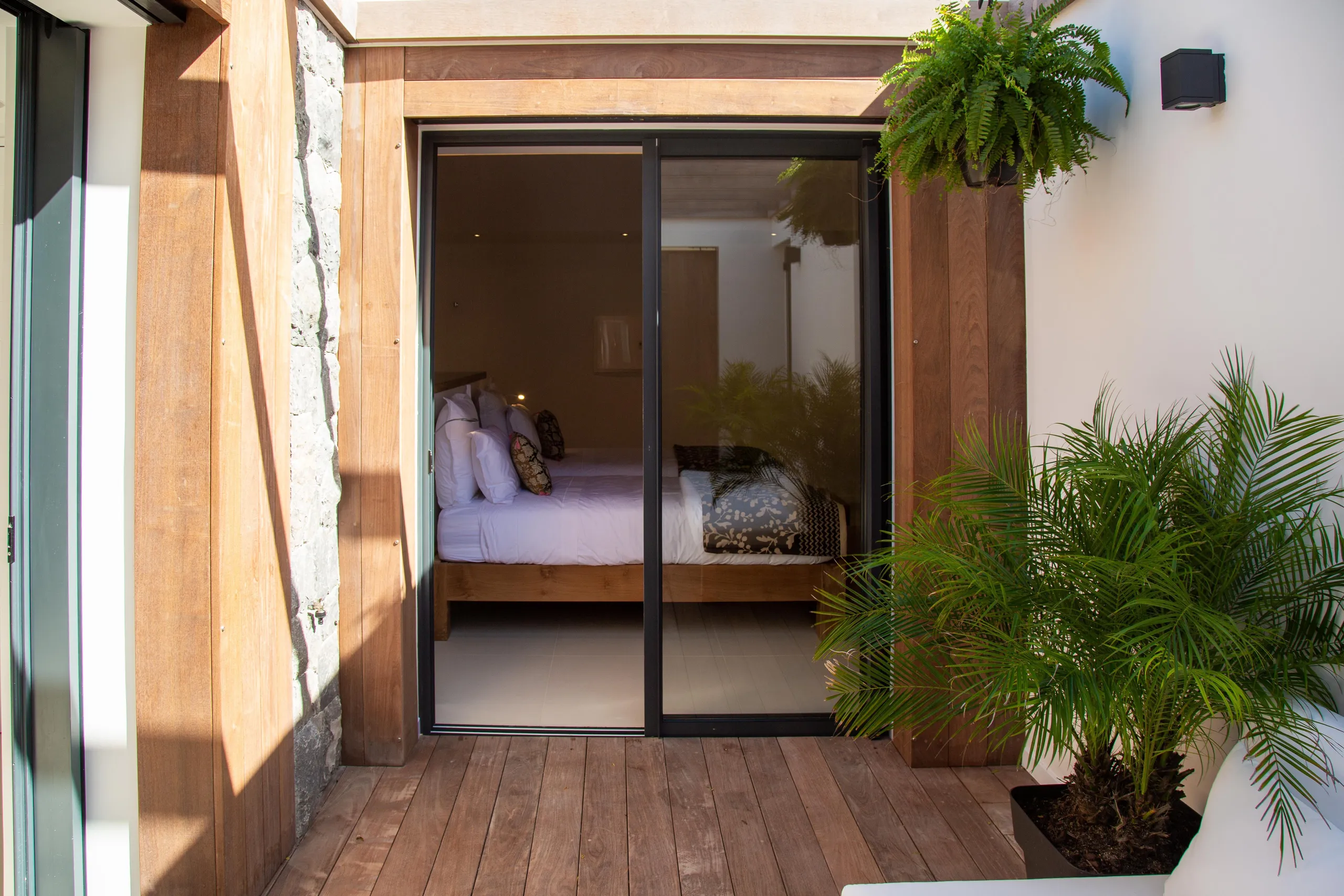 Exquisite Beachfront Villa with Private Pool and Fitness Room — photograph 10