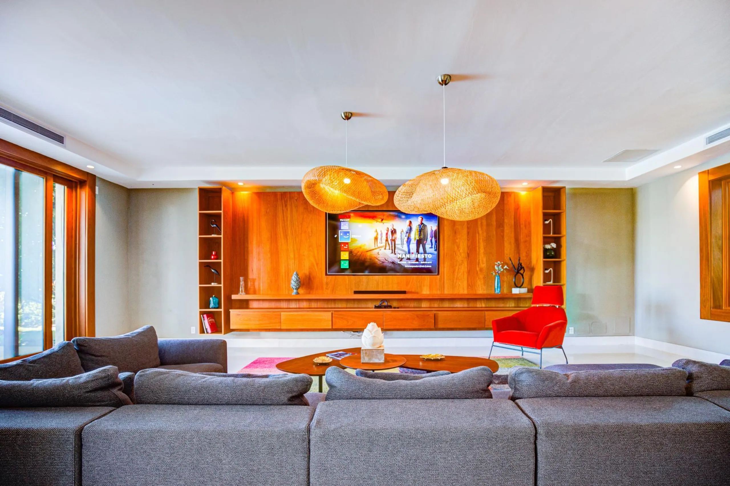 Breathtaking Lakefront Villa with Private Pool and Cinema — photograph 11