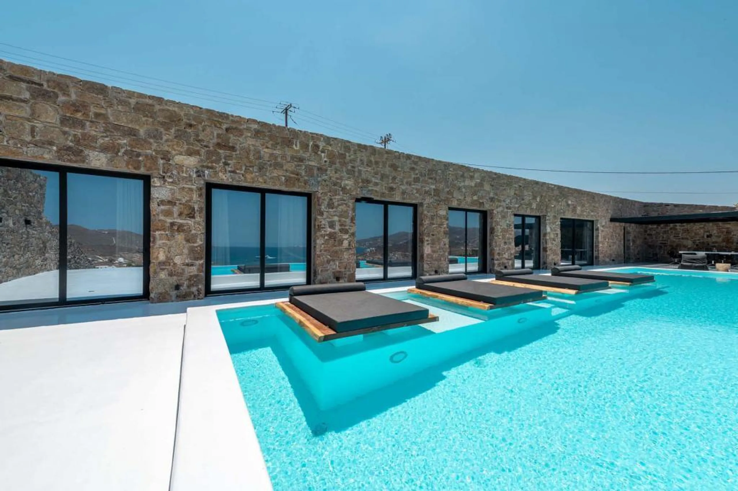 Majestic Seaside Haven with Overlooking Infinity Pool — photograph 4