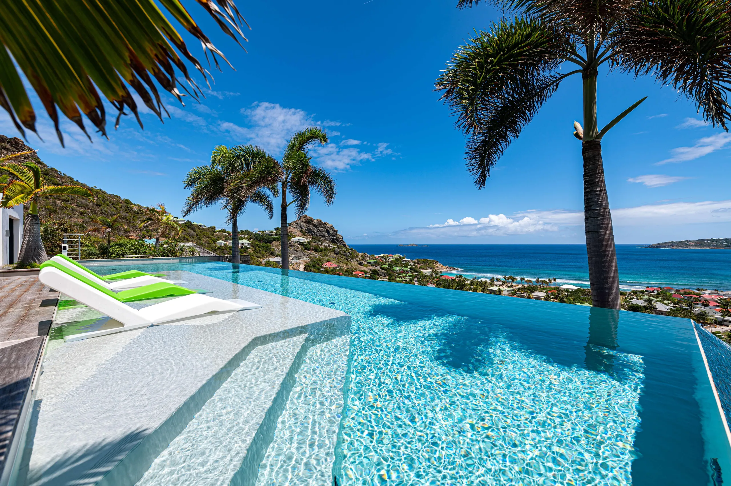 Captivating Majestic Villa with Infinity Pool and Awe-Inspiring Ocean Views — photograph 5
