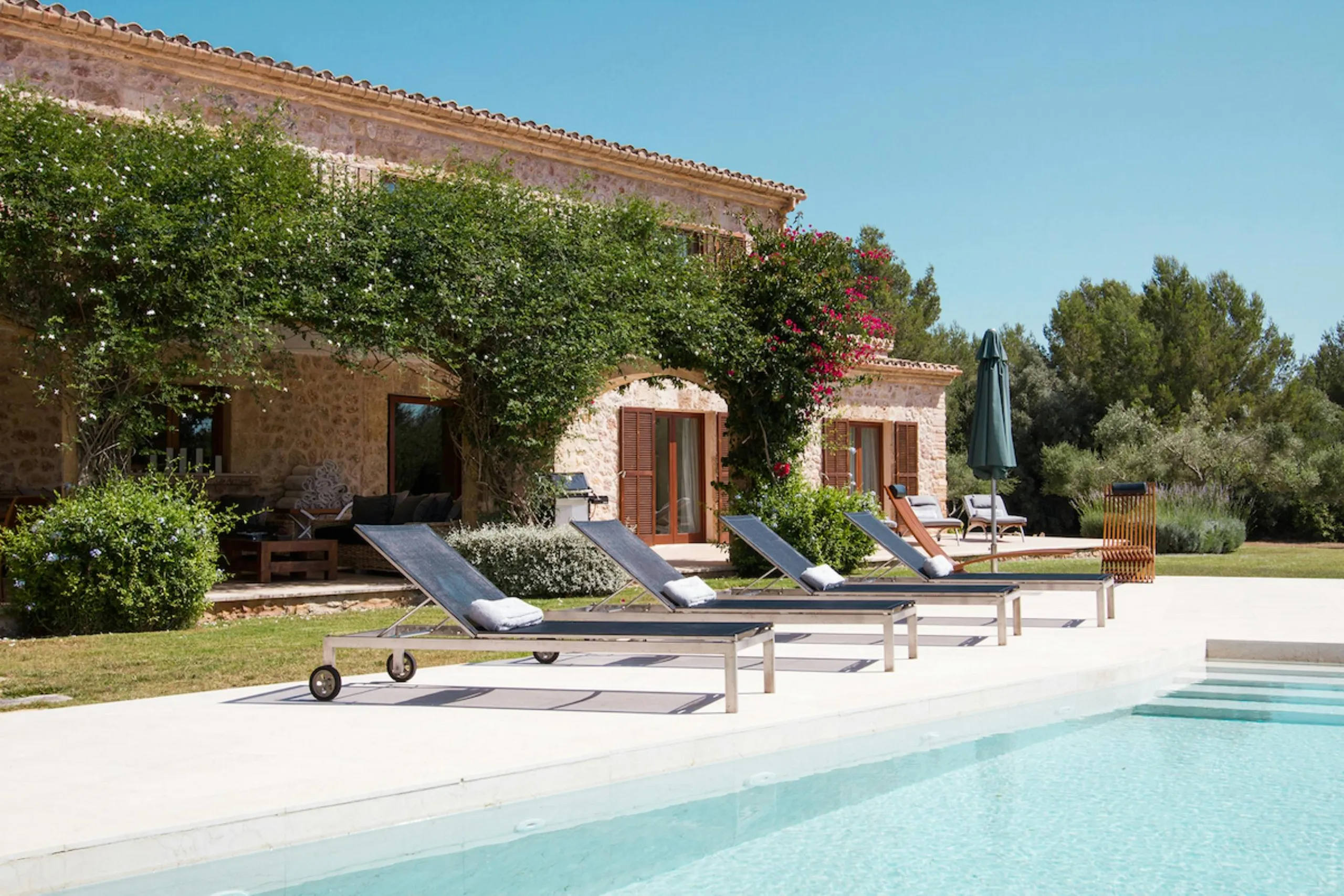 Lavish Spanish Villa with Private Pool and Gazebo — photograph 10