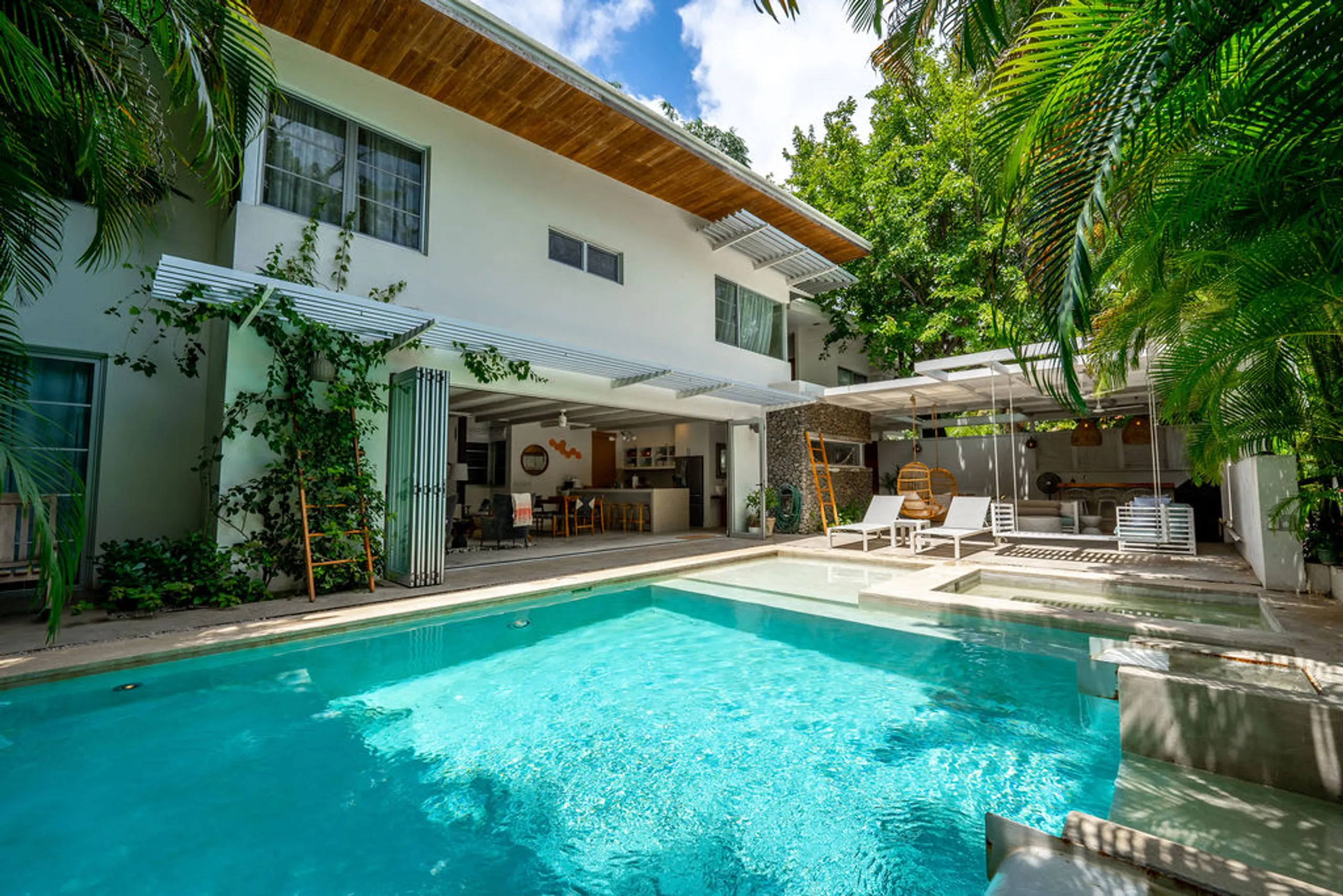 Spacious & Chic Villa with Private Pool, and Steps from Surf & Vibrant Town Life — photograph 10