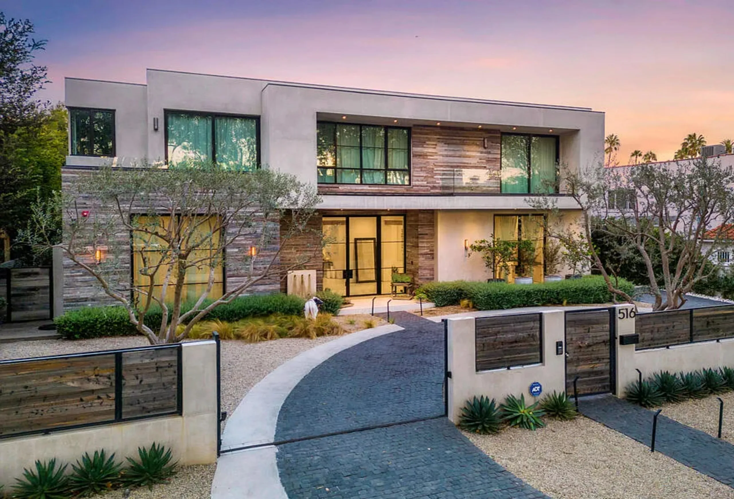 Charming Beverly Hills Estate with Invigorating Pool, Beverly Hills