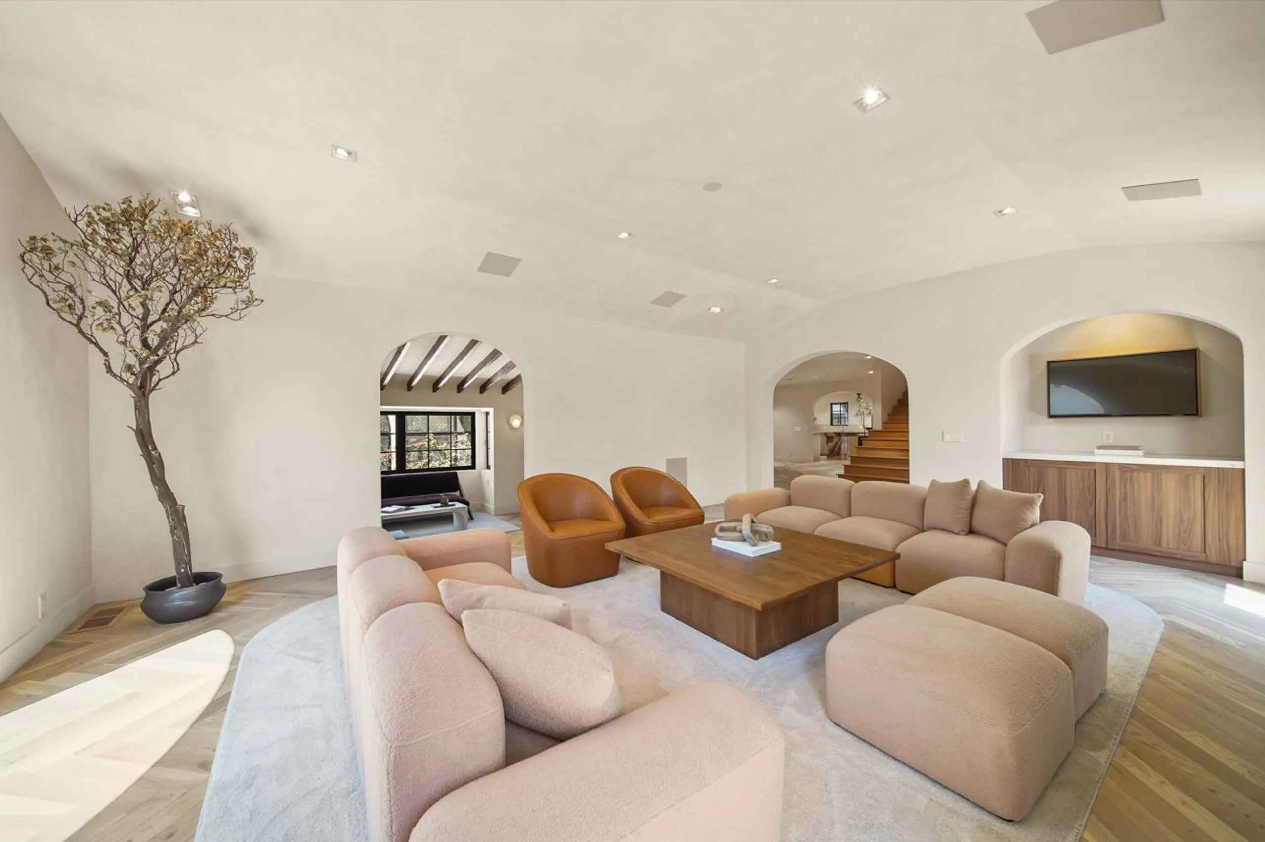 Sophisticated Spanish Contemporary Villa in LA with Private Pool, Outdoor Oasis & Smart Tech Integration — photograph 7