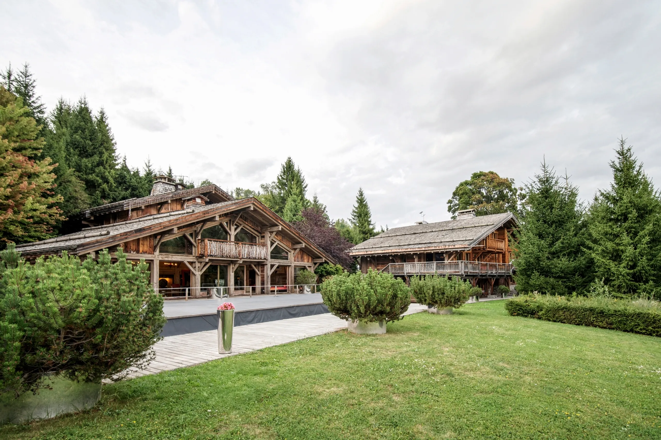 Prestigious Alpine Villa with Indoor Pool, Helipad, Cinema, Gym, and Mountain Views — photograph 2