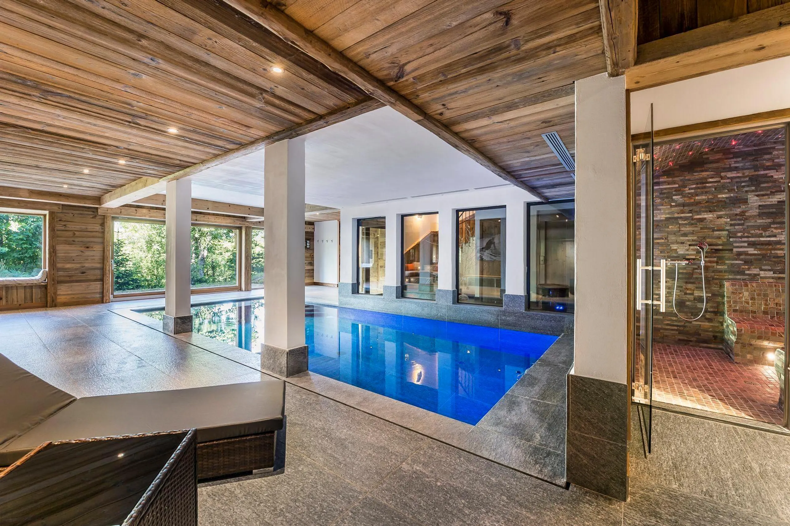 Splendid Six-Bedroom Chalet with Private Hammam — photograph 12