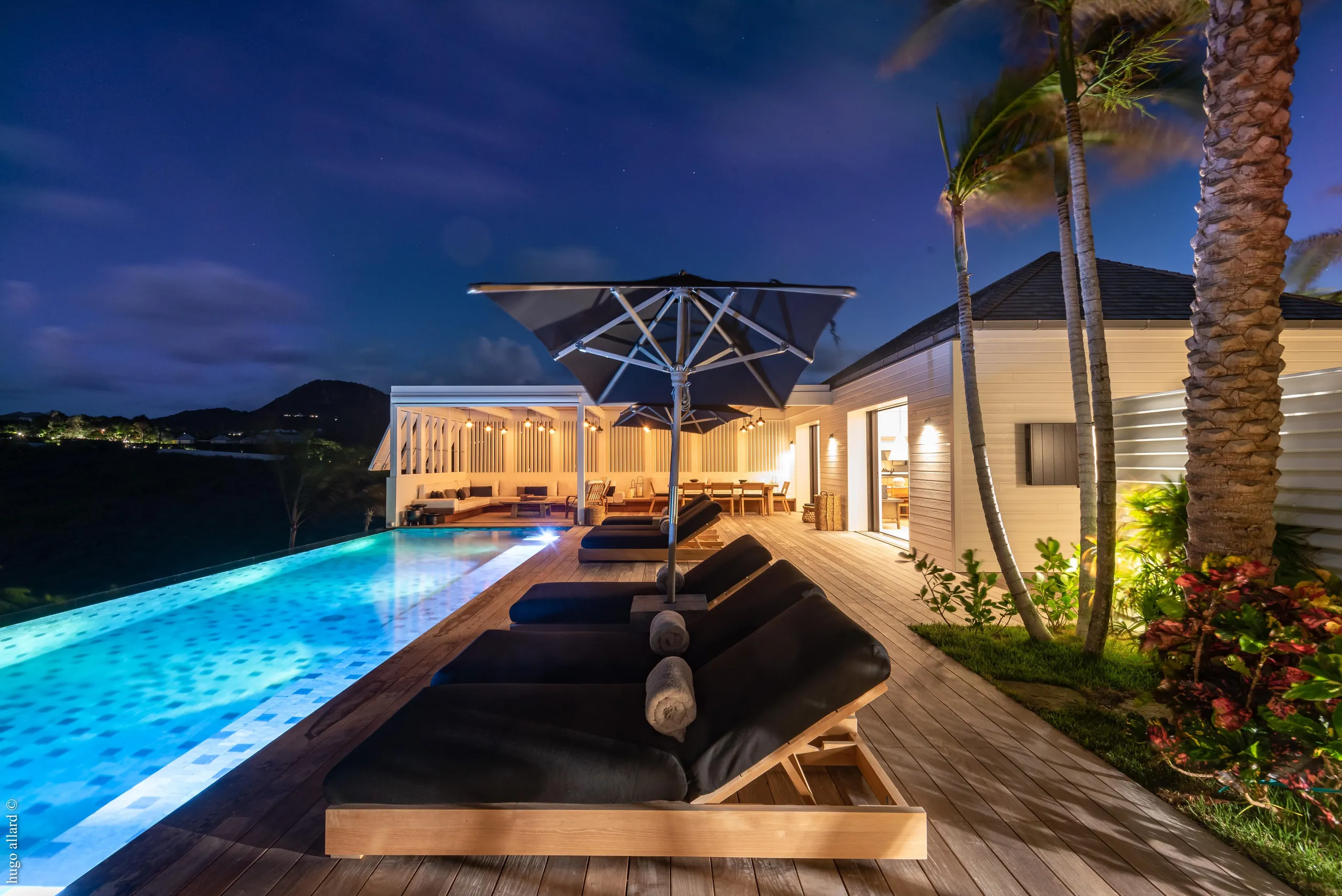 Glamorous Paradise Estate with Infinity Pool and Backyard Lounge — photograph 11