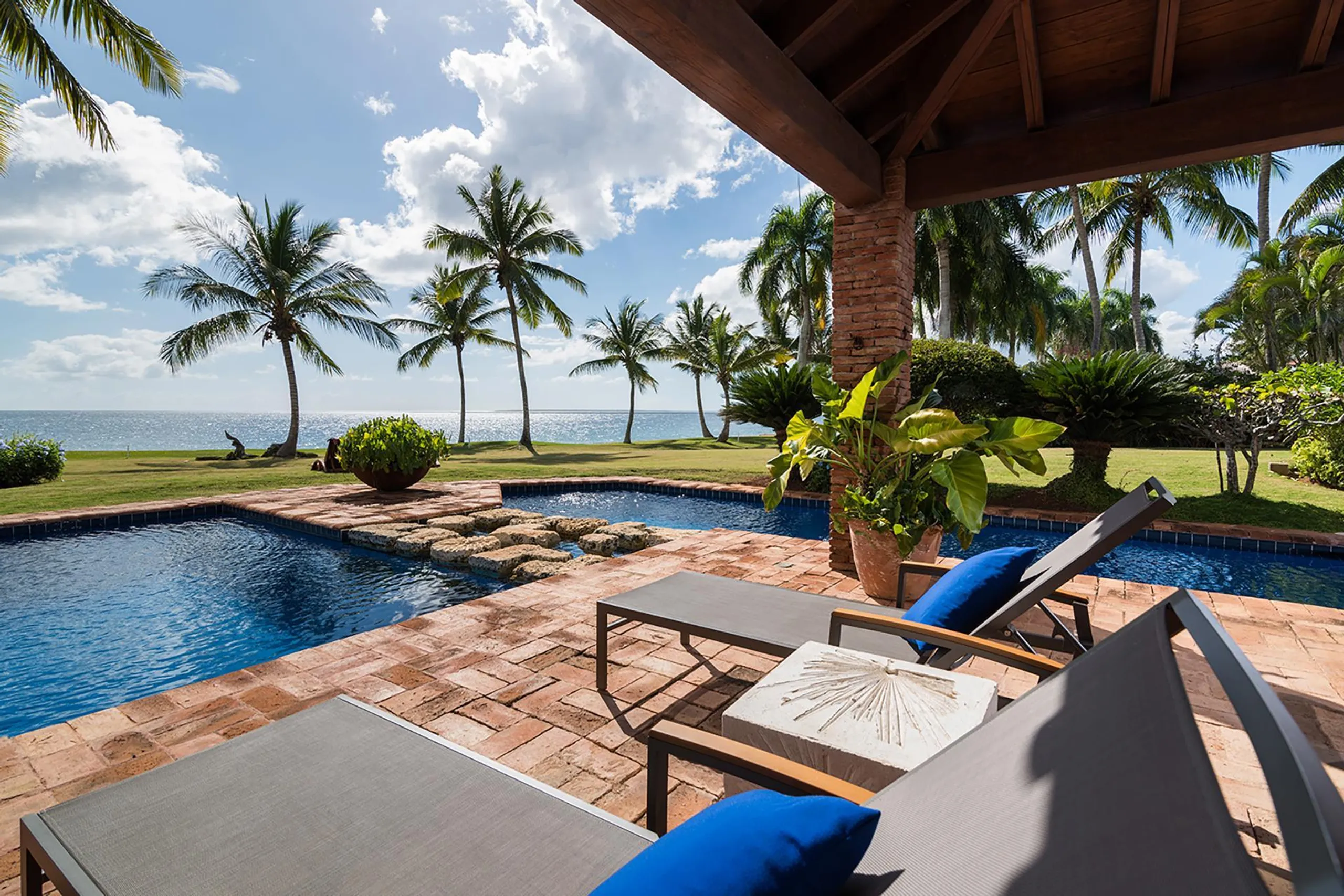 Gorgeous Beach Front Estate with Private Pool and Ocean Views — photograph 2