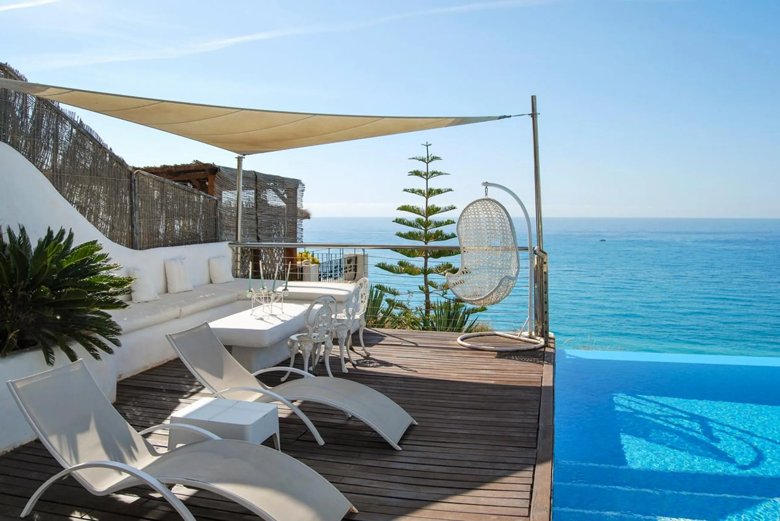 Clifftop Luxury Villa with Infinity Pool and Breathtaking Sea Views in Villajoyosa — photograph 4