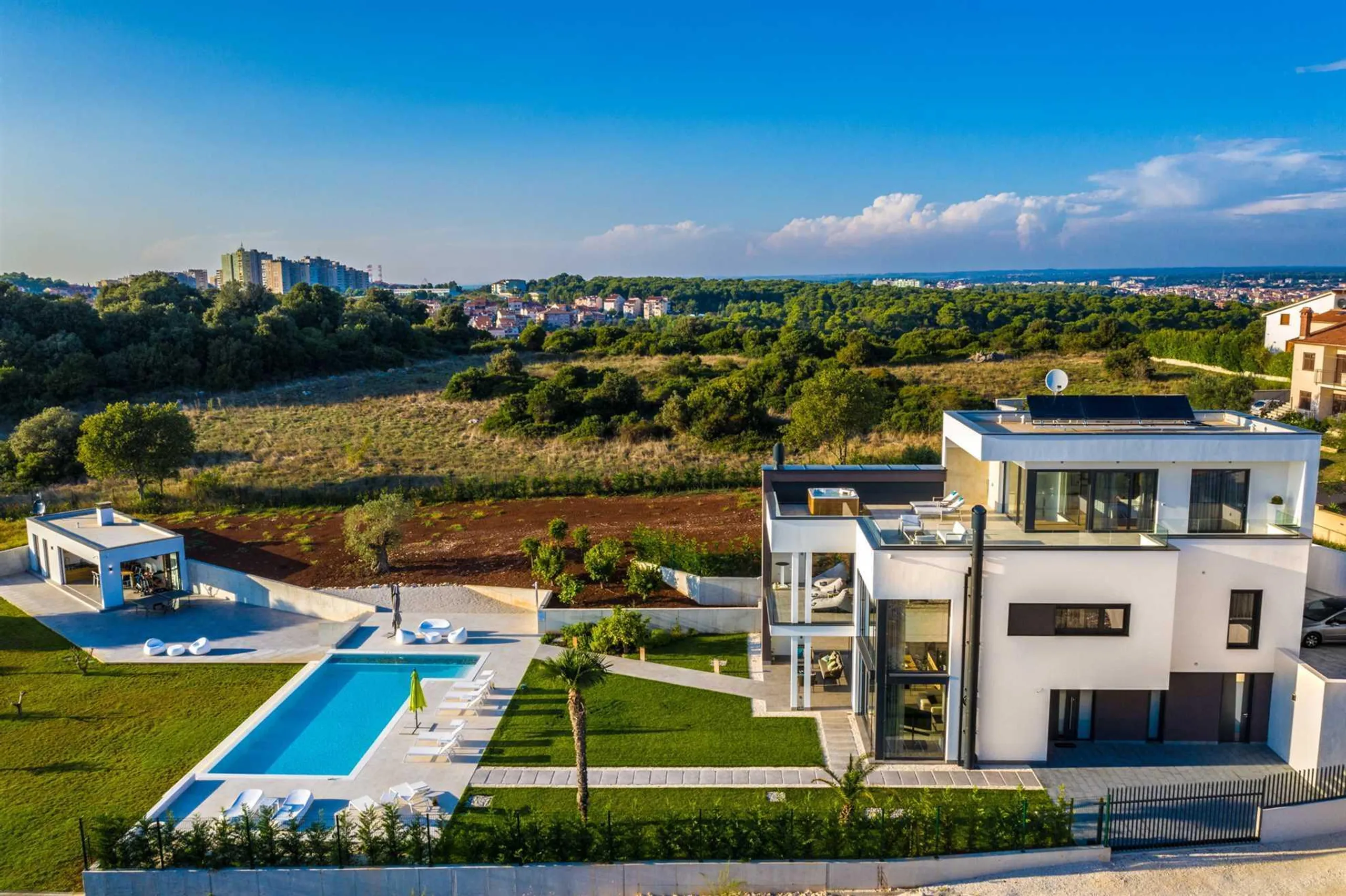 Luxurious Villa with Heated Pool and Stunning Views — photograph 5