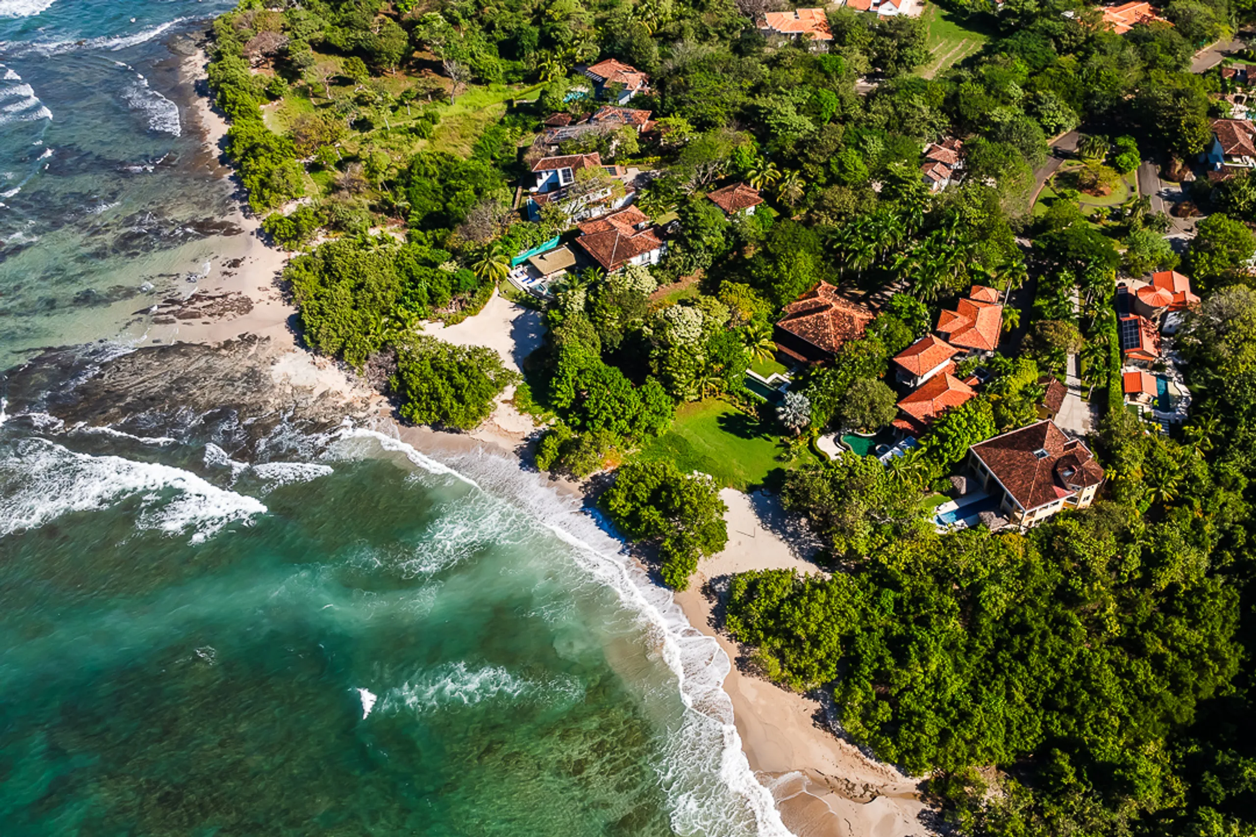 Captivating Playa Langosta Estate with Invigorating Pool and Jacuzzi — photograph 5