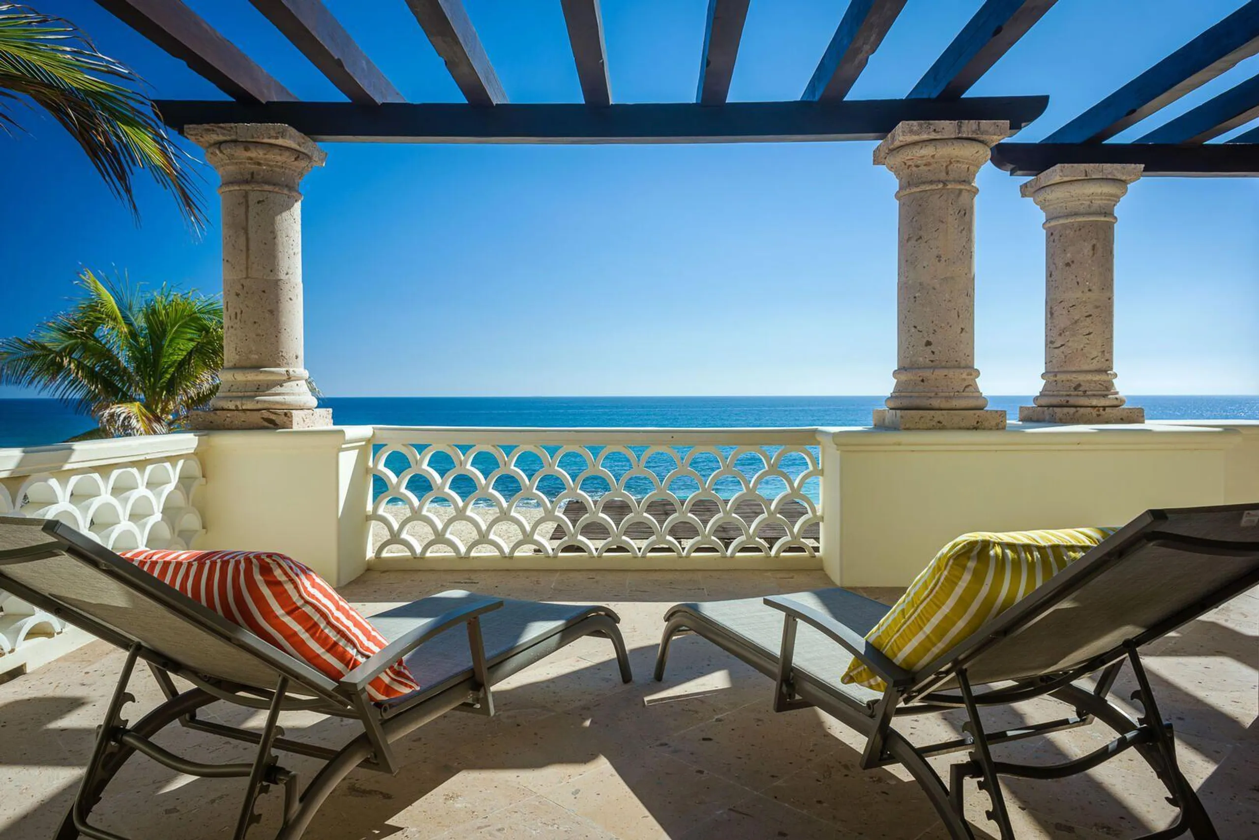 Charming El Encanto Beachfront Villa with Infinity Pool and Ocean Views — photograph 12