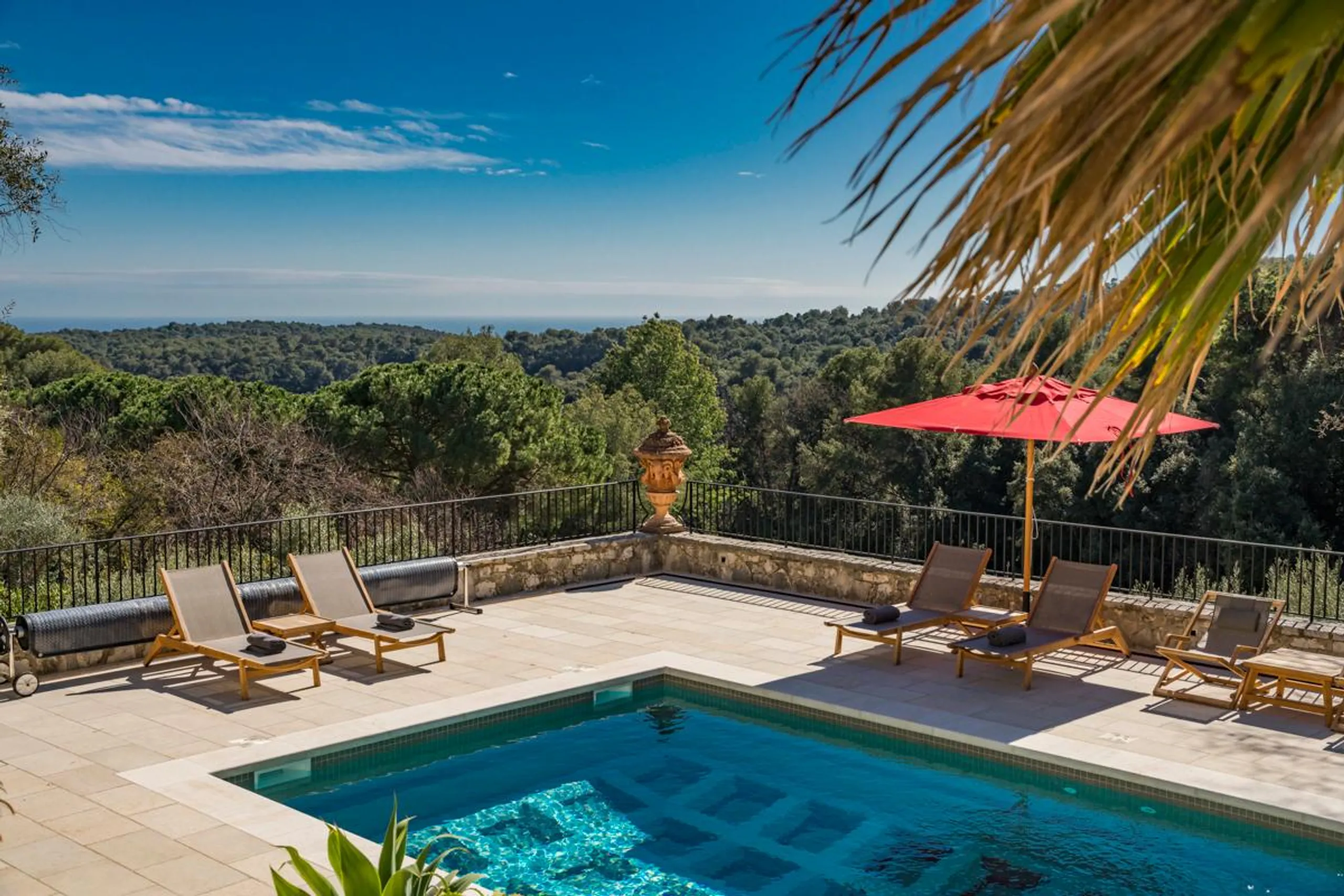 Magnificent Six Bedroom Villa with Unique Pool, Stunning Valley and Sea Views — photograph 5