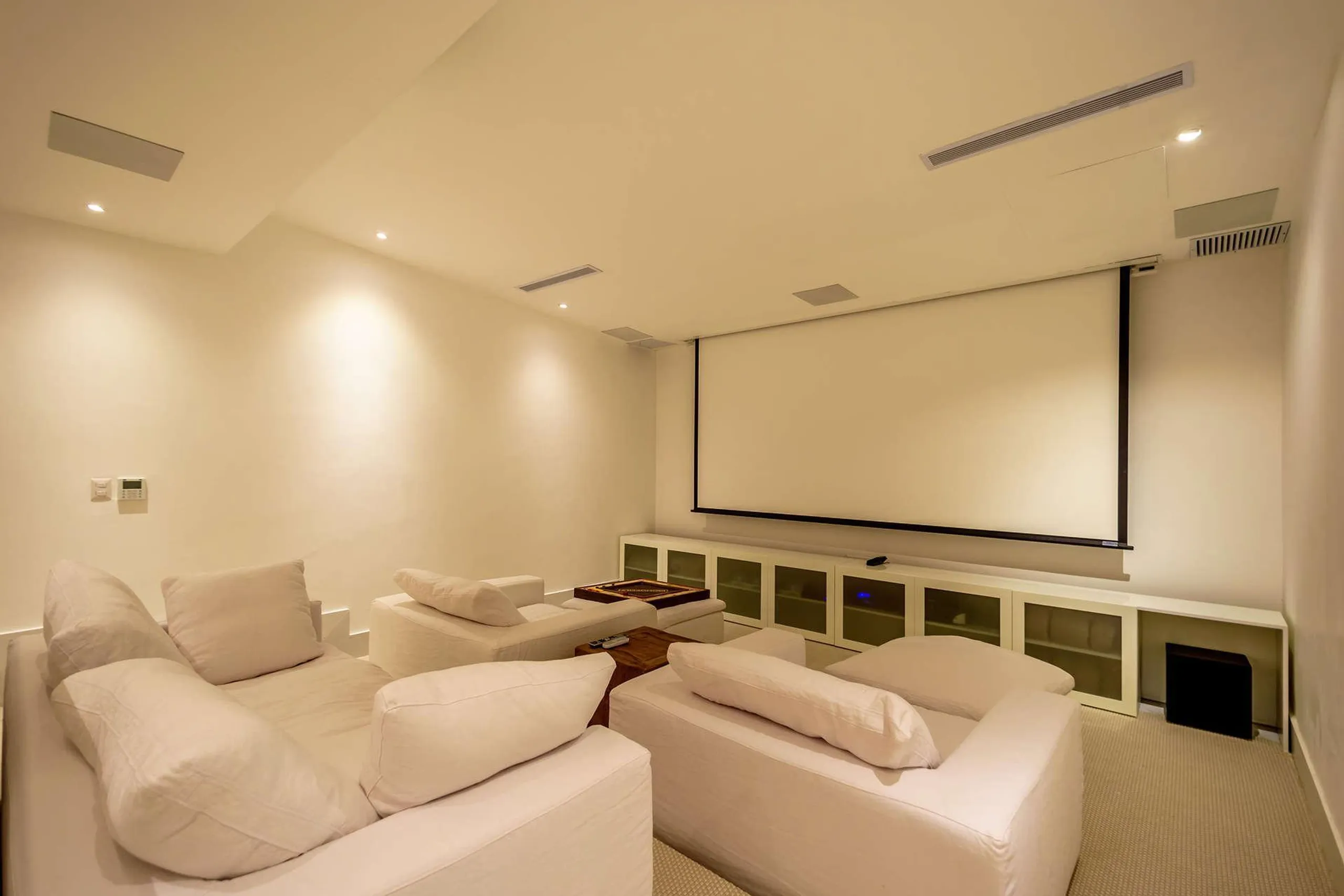 Modern Contemporary Villa with Private Infinity Pool and Stunning Golf Course Views — photograph 6