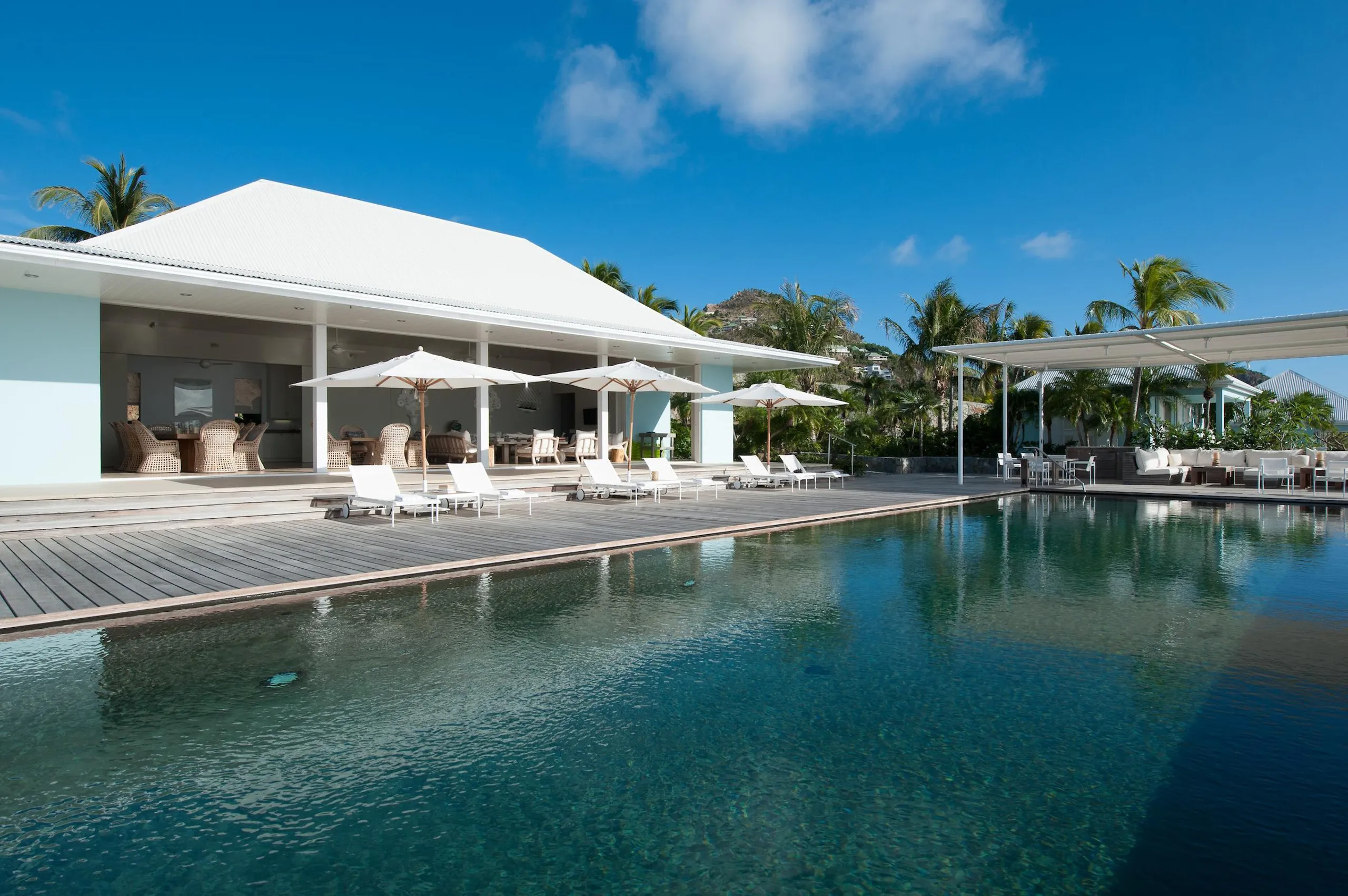 Classical Ocean View Villa with Infinity Pool and Sweeping Ocean Views — photograph 4