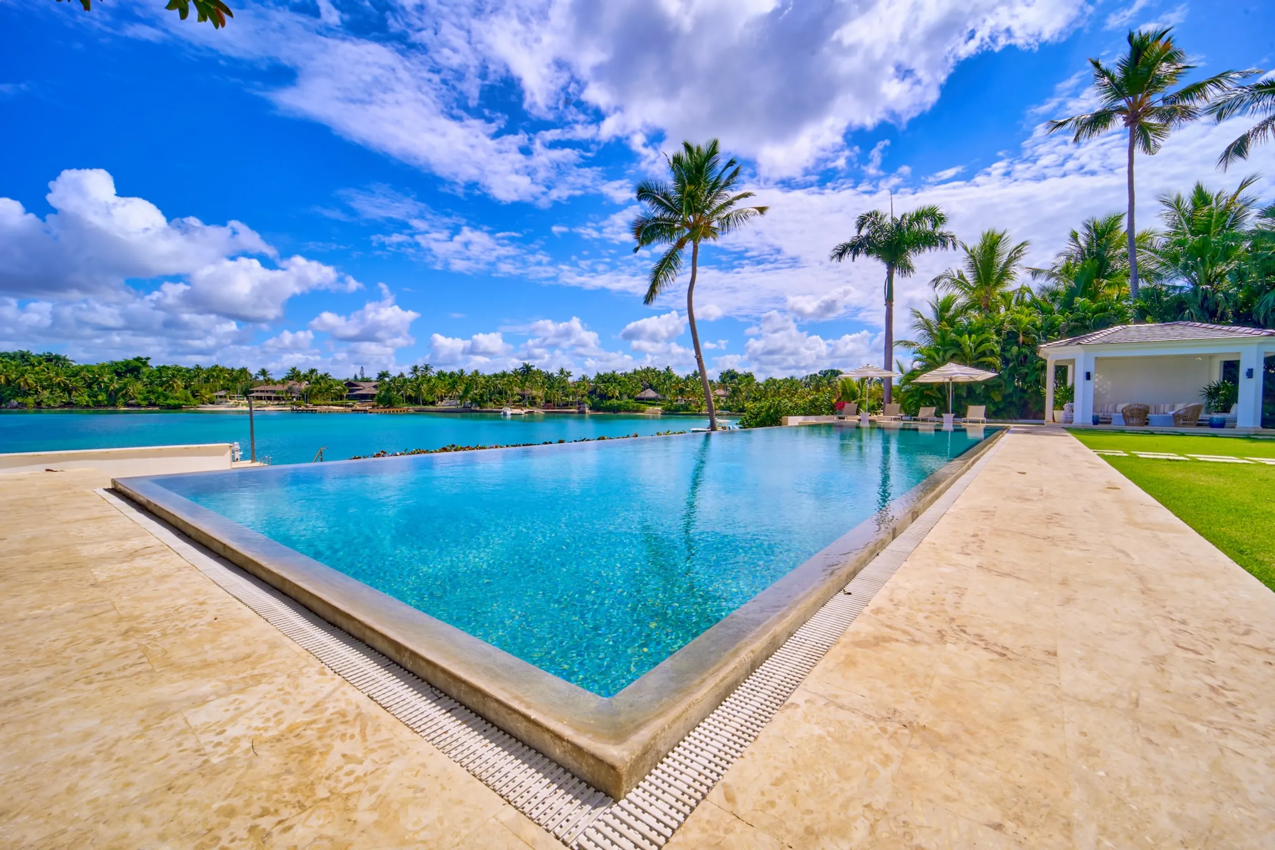 Elegant Classic Luxury Villa with Private Pool and Exceptional Water Views — photograph 12