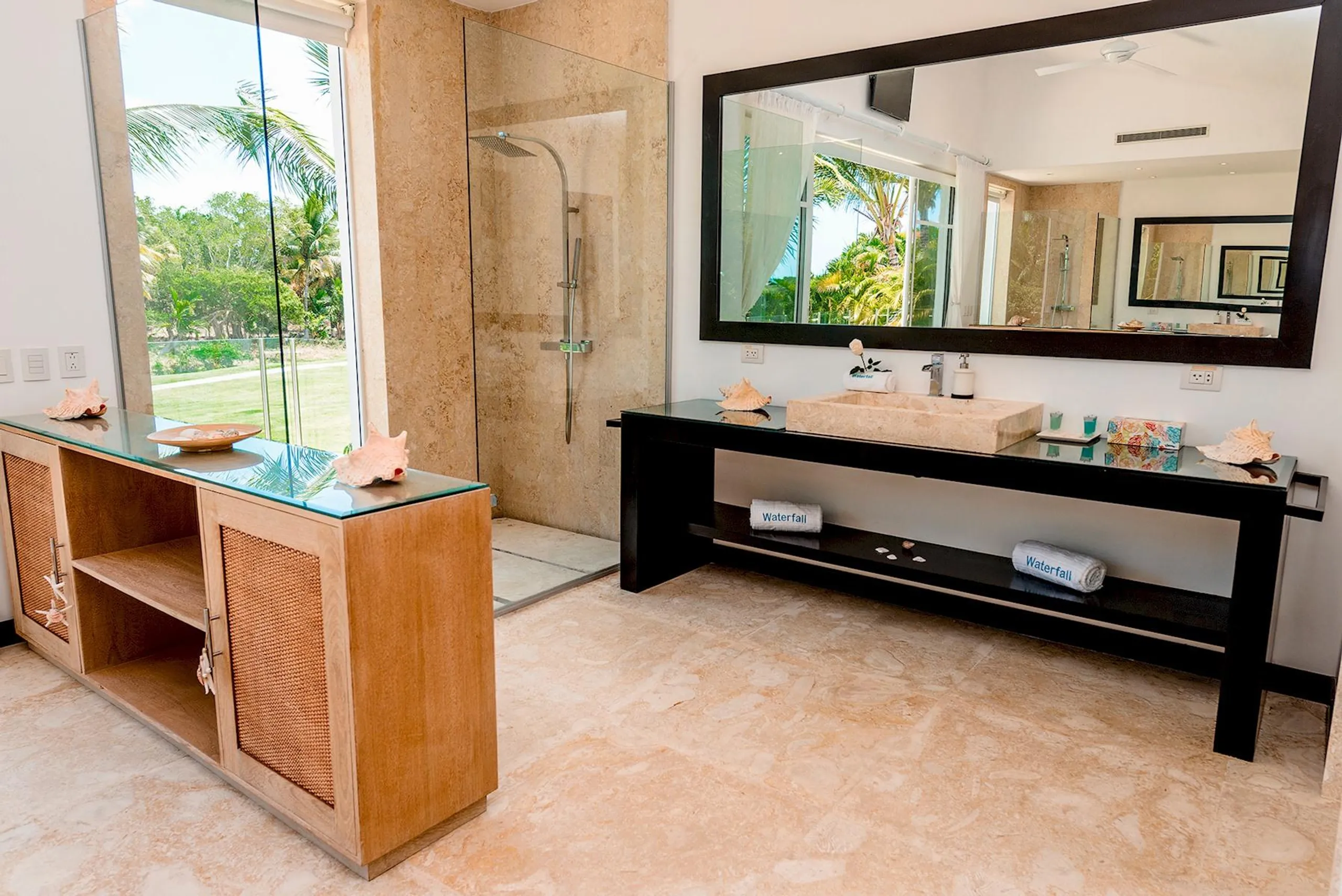Exquisite Punta Cana Estate with Invigorating Pool — photograph 5