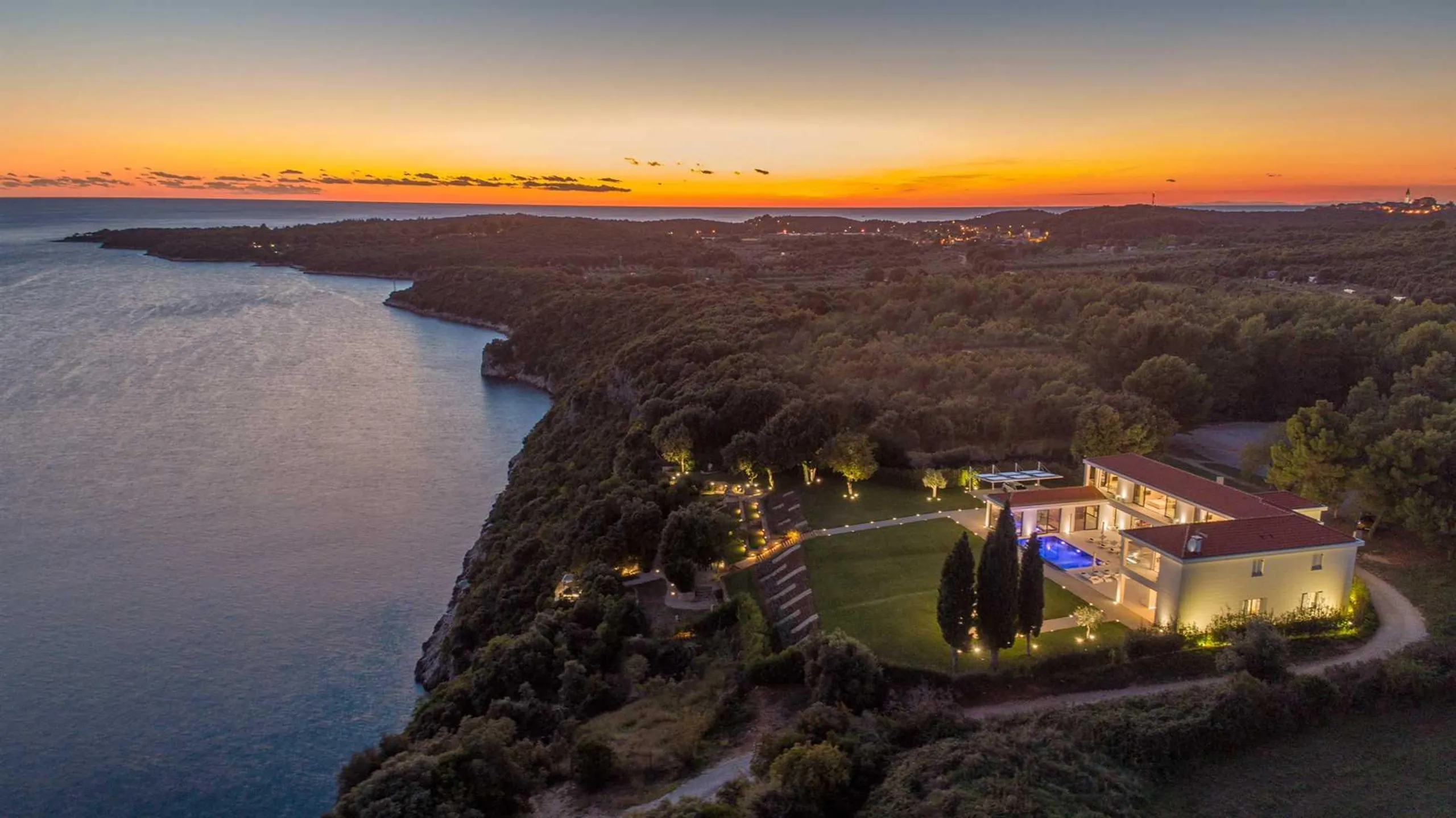 Elegantly Appointed 5-Bedroom Villa with Heated Pool, Private Beach and Jacuzzis, Vrsar