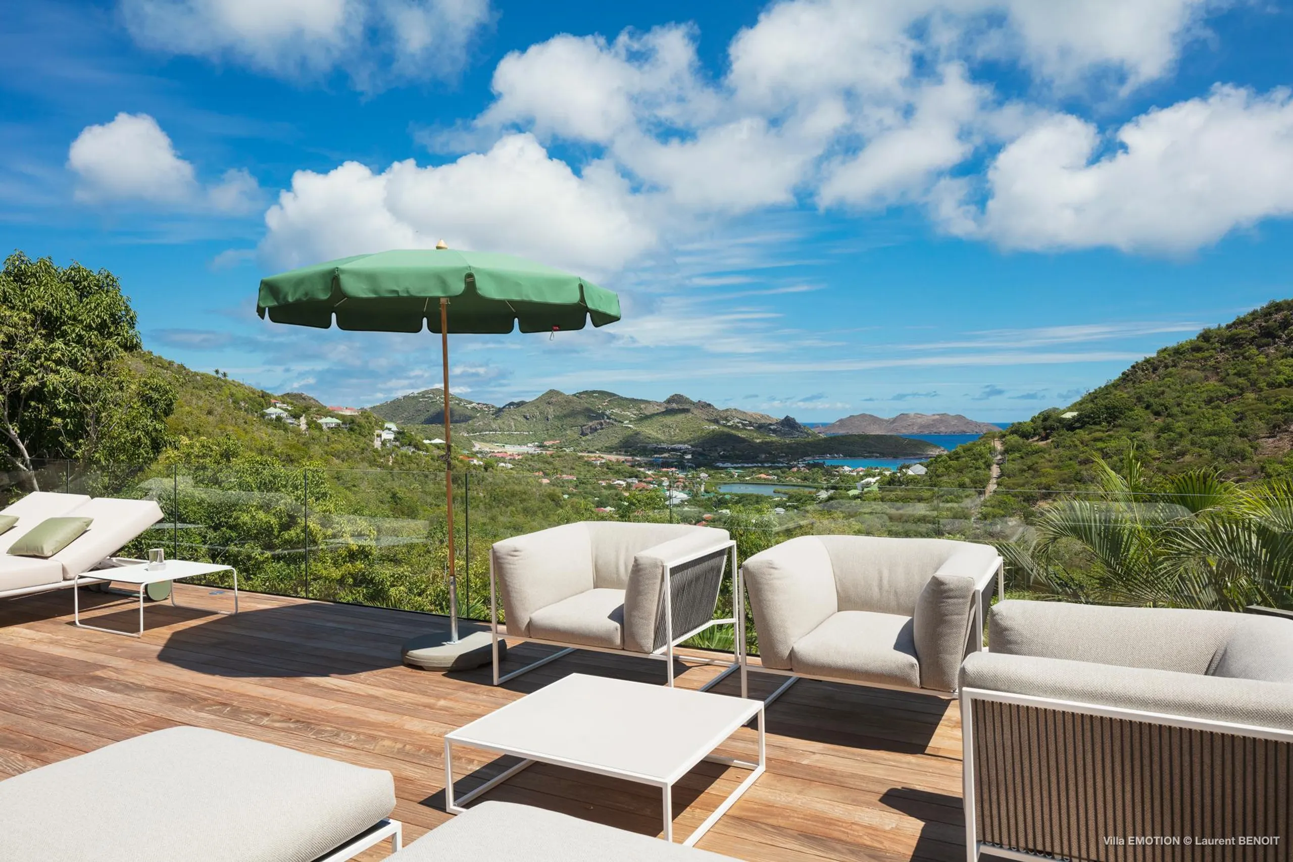 Awe-inspiring Paradise Estate with Private Pool, Sun Deck, and Gourmet Kitchen — photograph 4