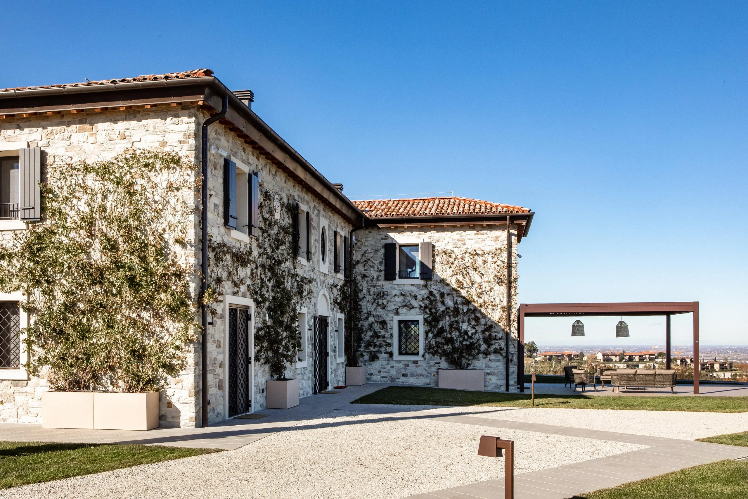 Classic Farmhouse Villa Overlooking Vineyard Amphitheater with Pool — photograph 3