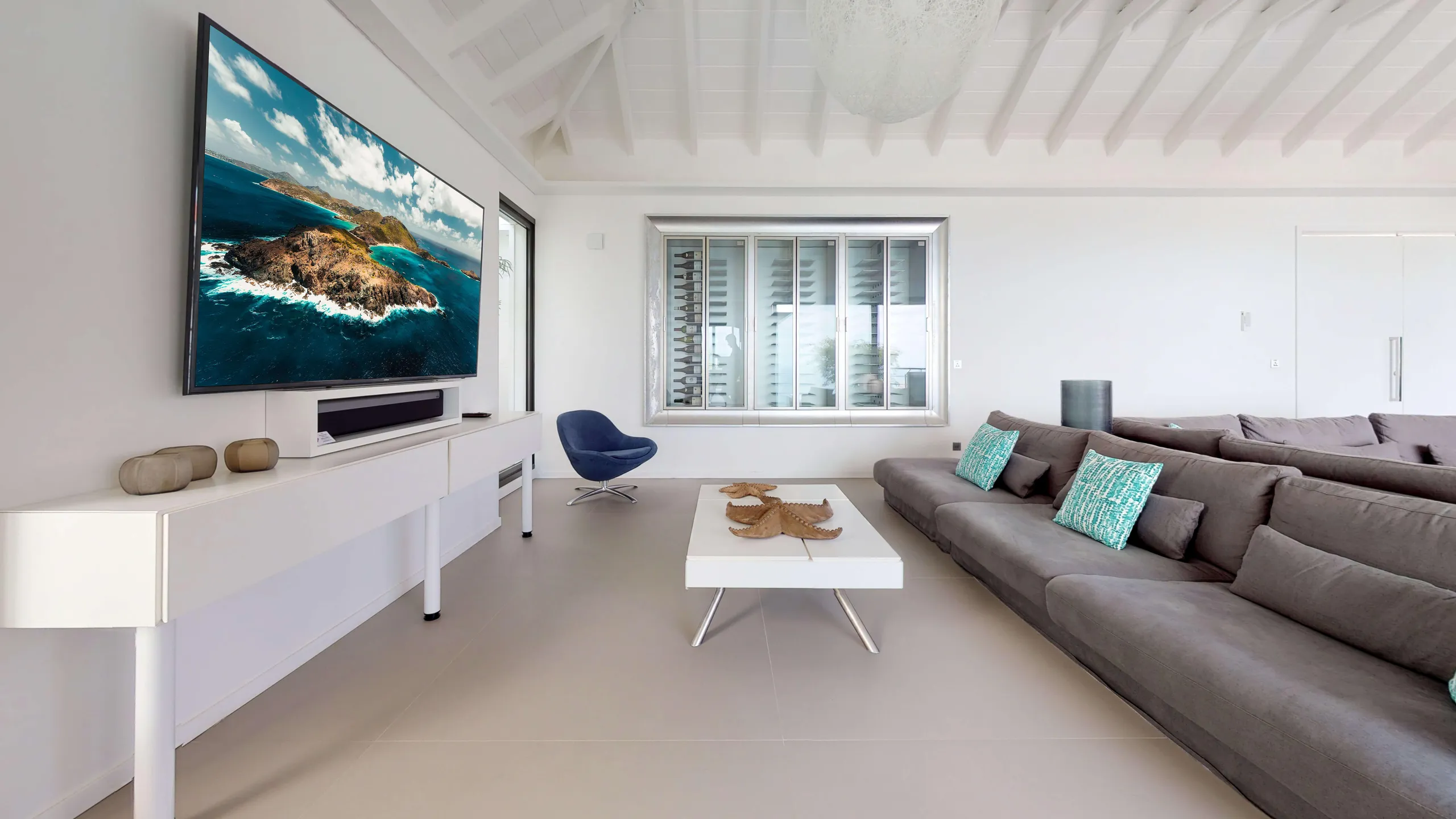 Luxe Hillside Haven with Infinity Pool and Panoramic Ocean Views — photograph 12