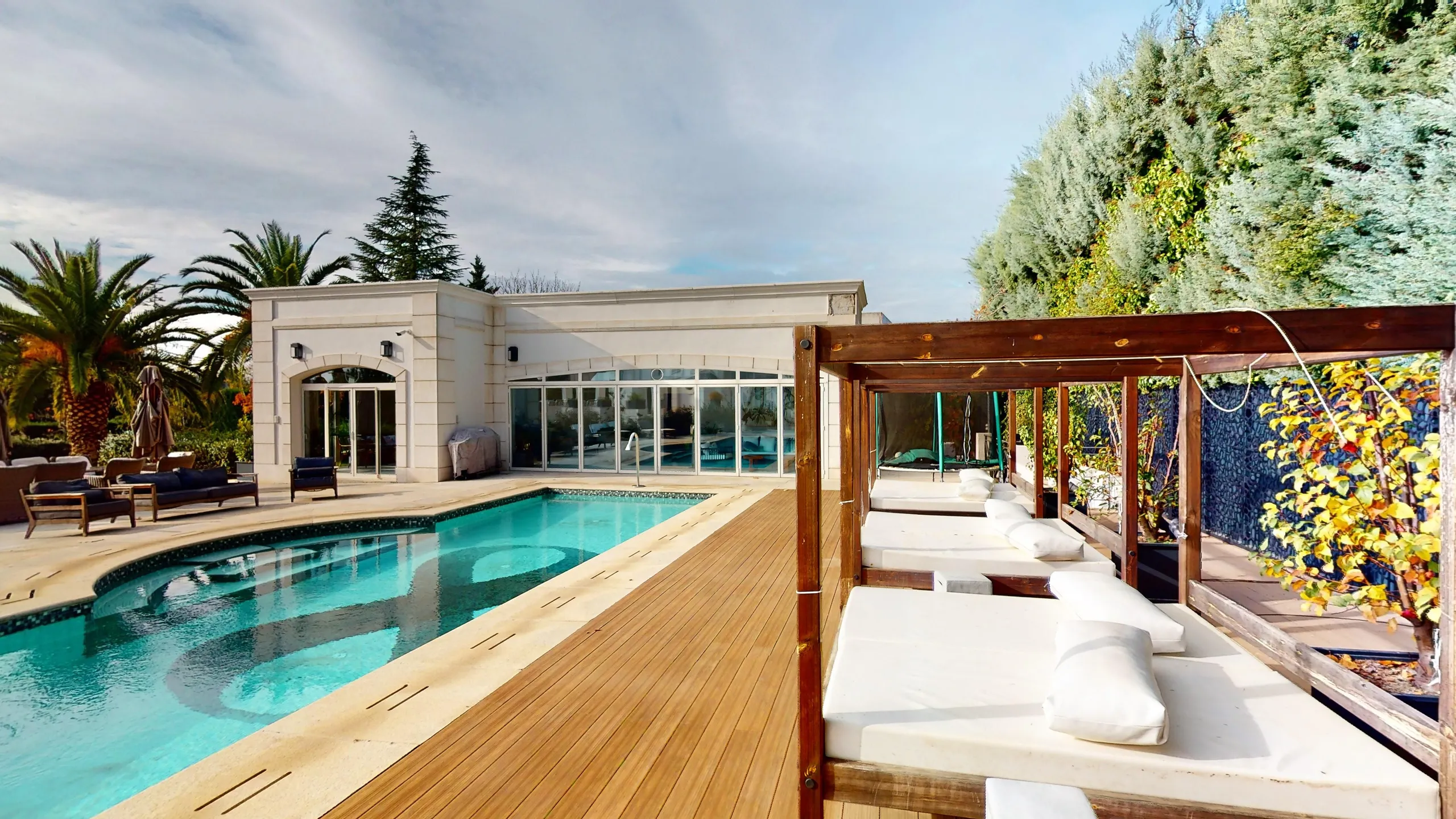 Captivating European Styled 3-Story Villa in Madrid's Exclusive Neighborhood — photograph 2