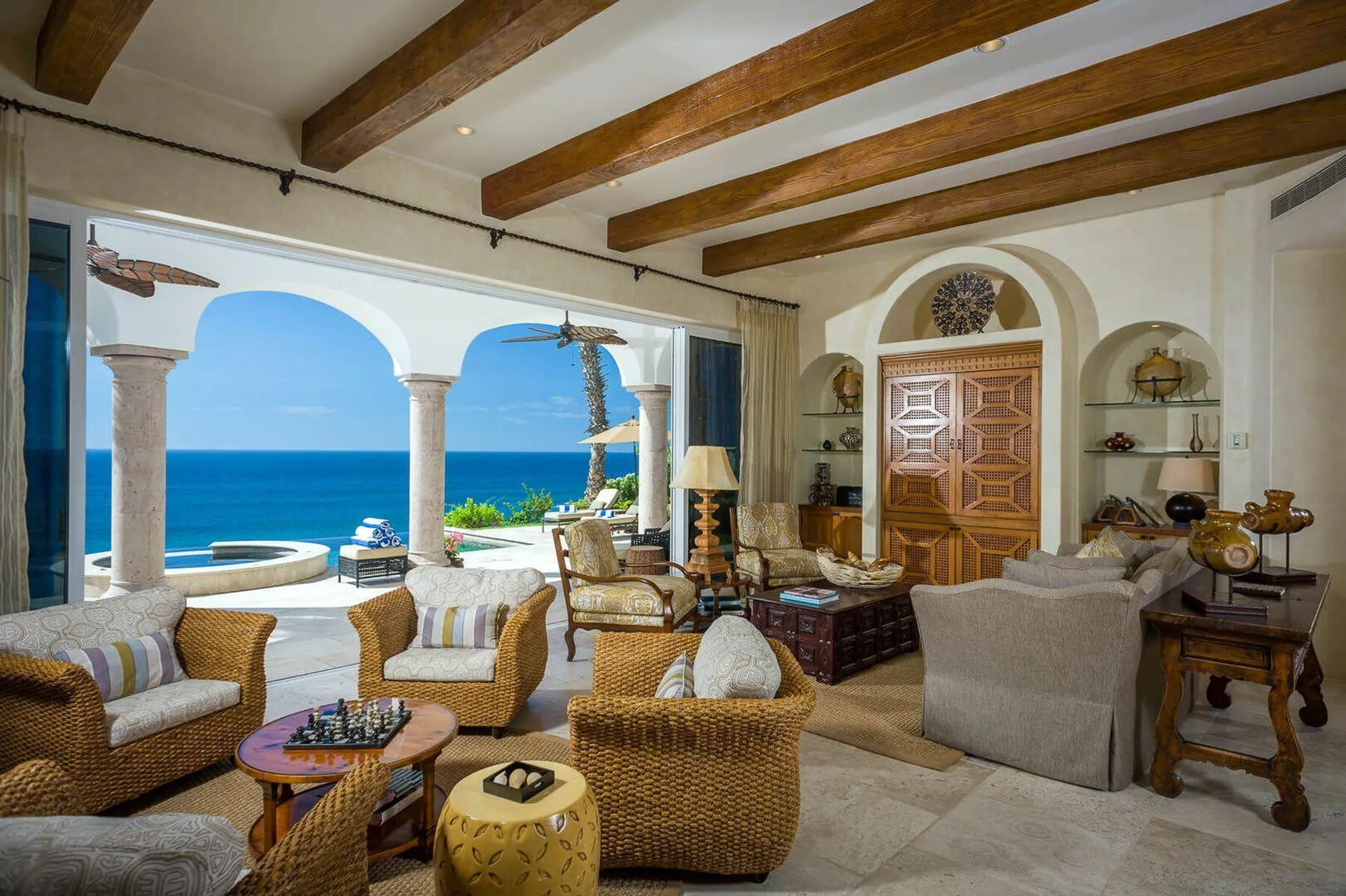 Upscale Villas Del Mar Estate with Infinity Pool and Ocean Views — photograph 9
