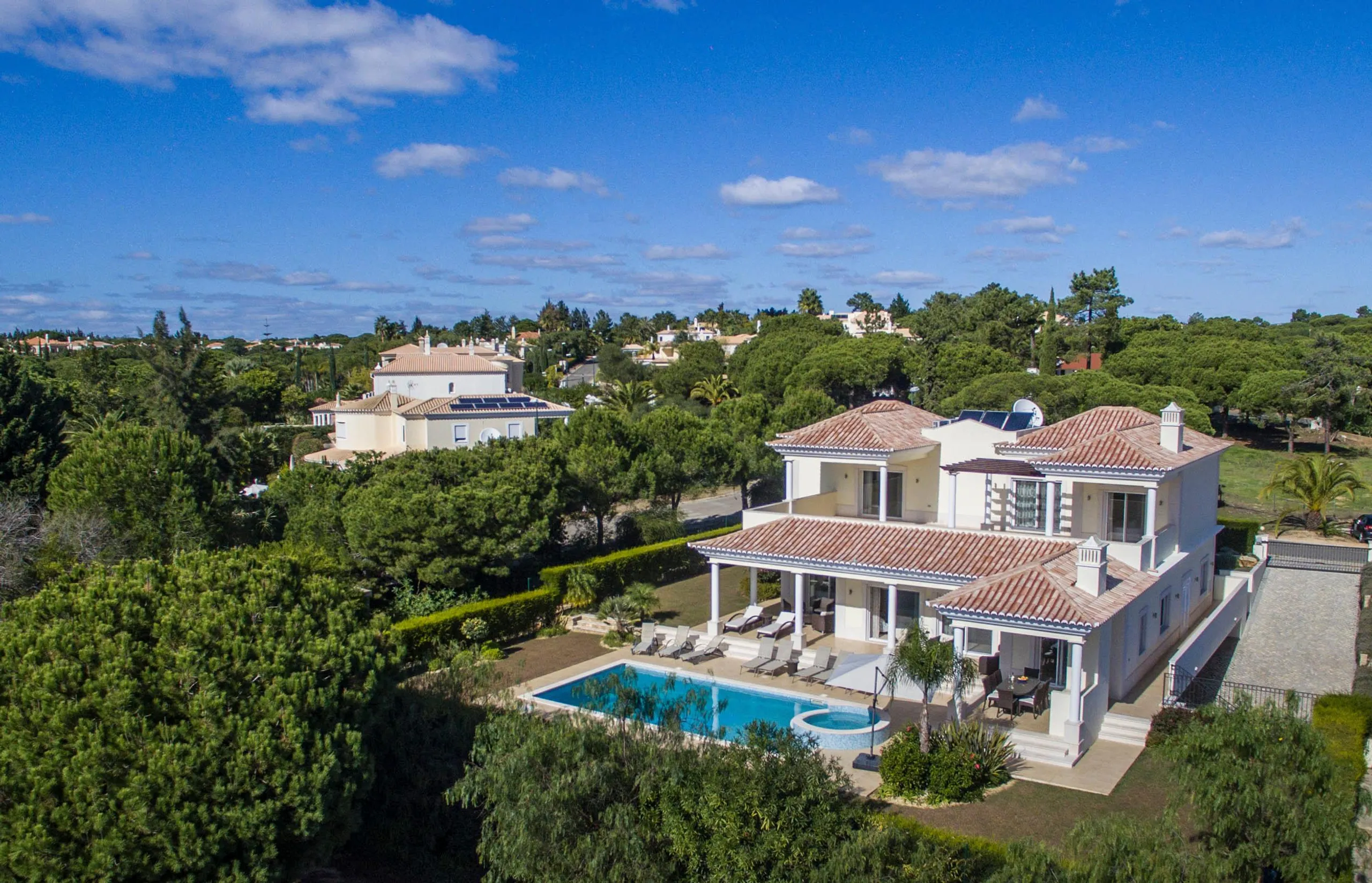 Spacious 6-Bedroom Villa with Private Pool and Golf Course Views — photograph 4