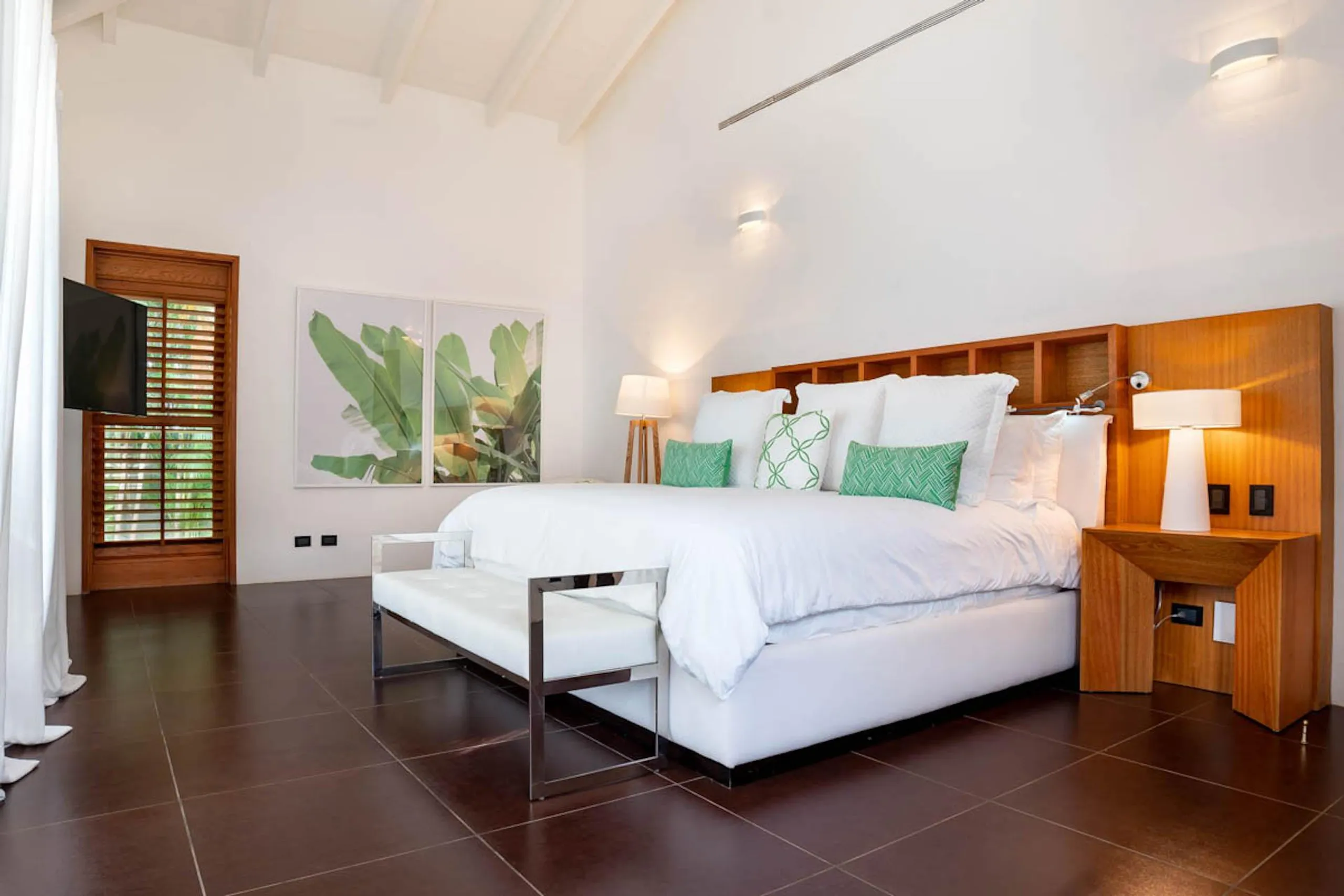 Invigorating Casa de Campo Villa with Lush Greenery and Grand Estates — photograph 2