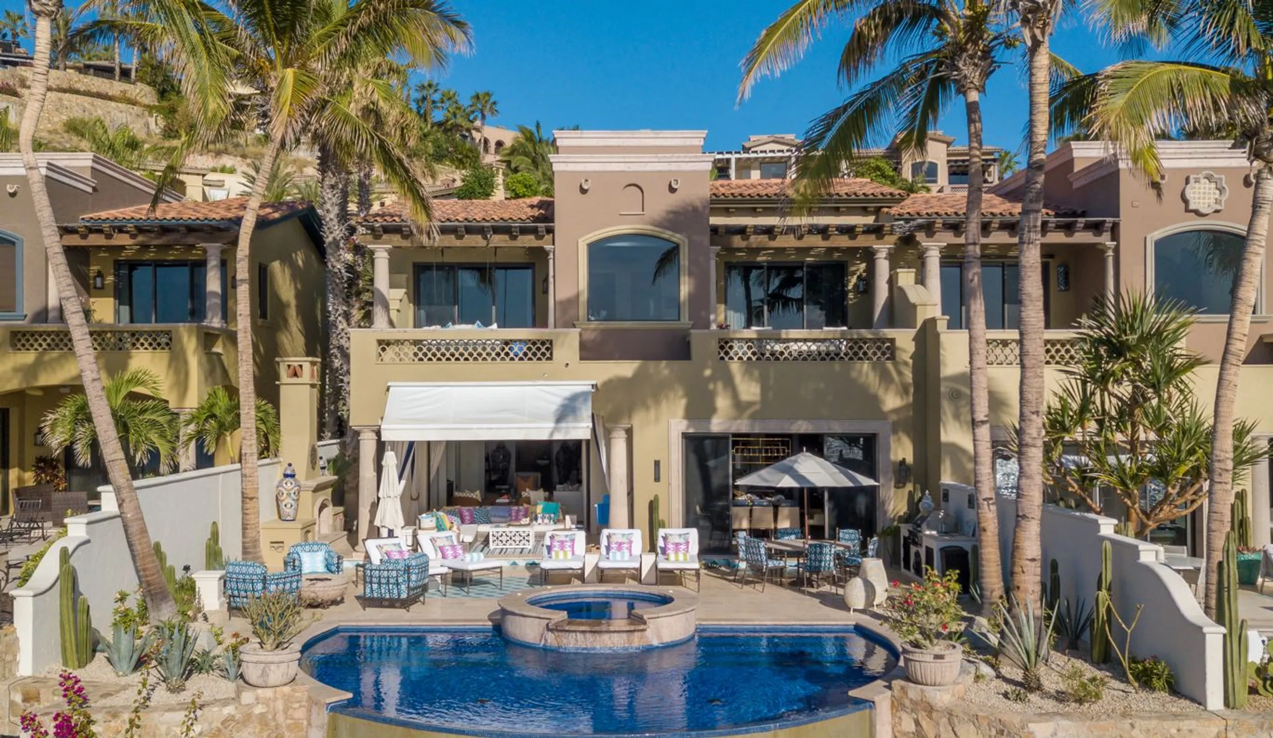Lavish  5-Bedroom Villa with Infinity Pool, Jacuzzi, Resort Access and Sea Views — photograph 2