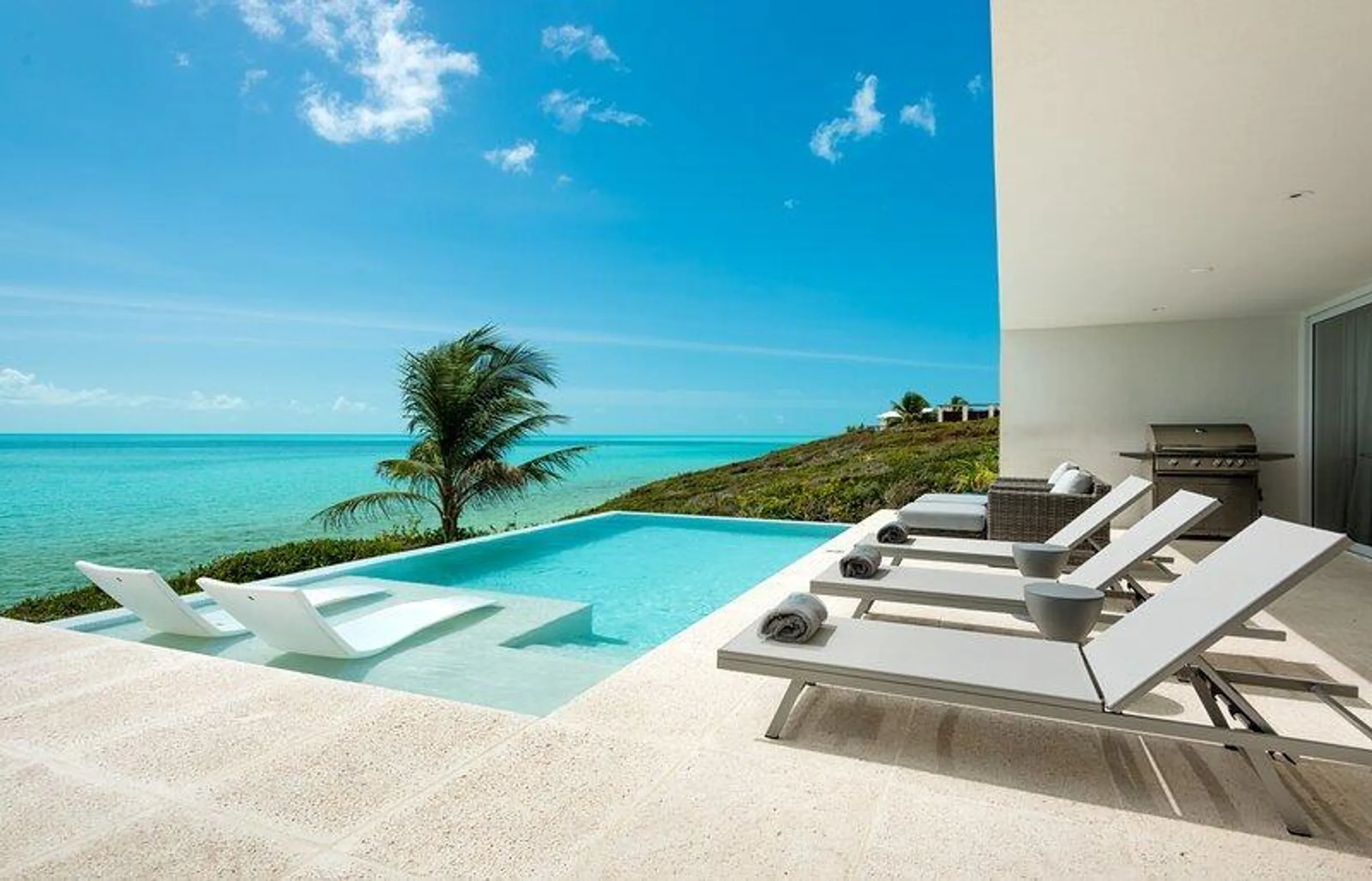 Long Bay Beach Sophisticated Oceanfront Villa Situated Almost on the Water's Edge — photograph 9