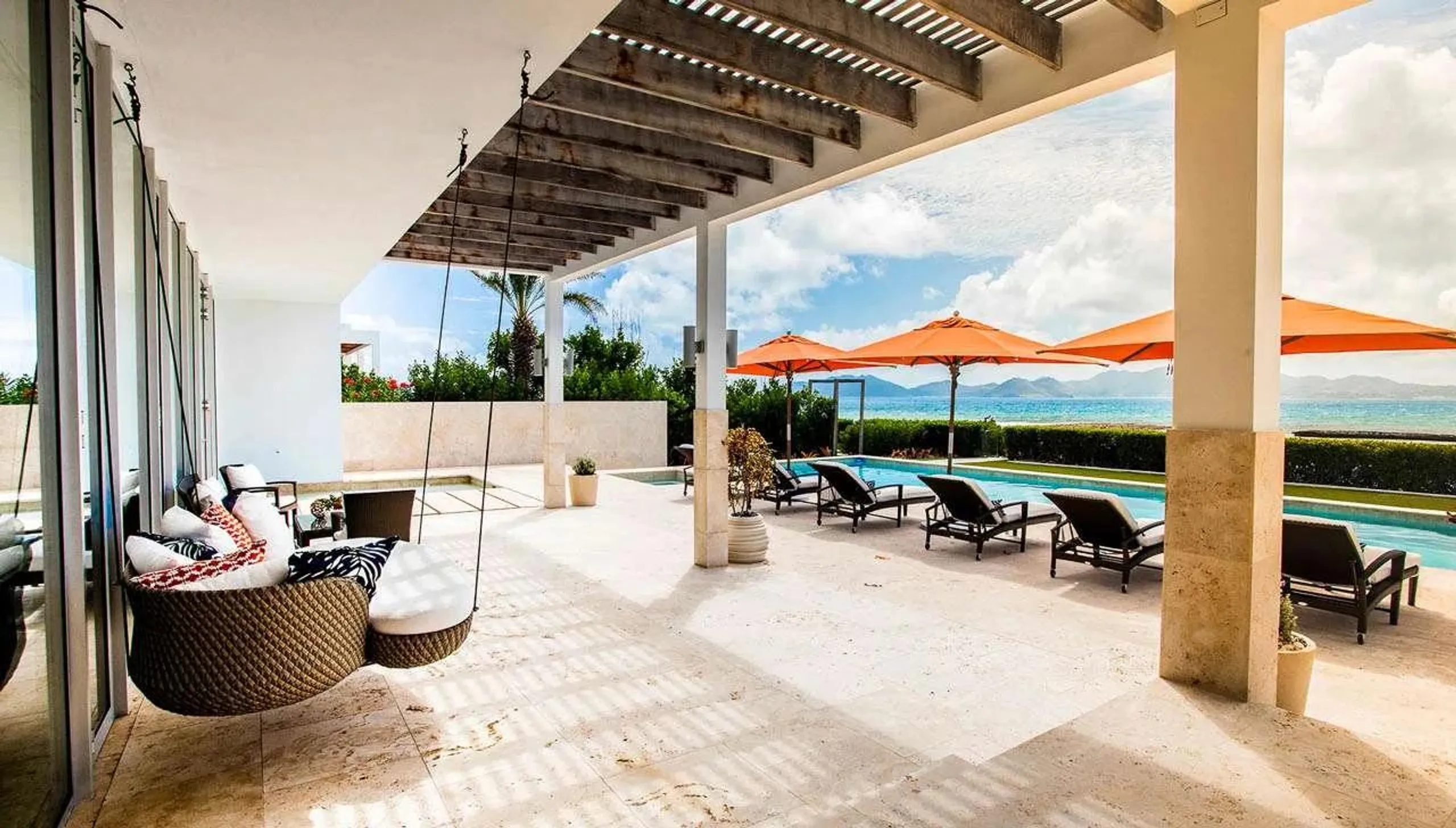 Contemporary Beachfront Villa with Invigorating Pool — photograph 6