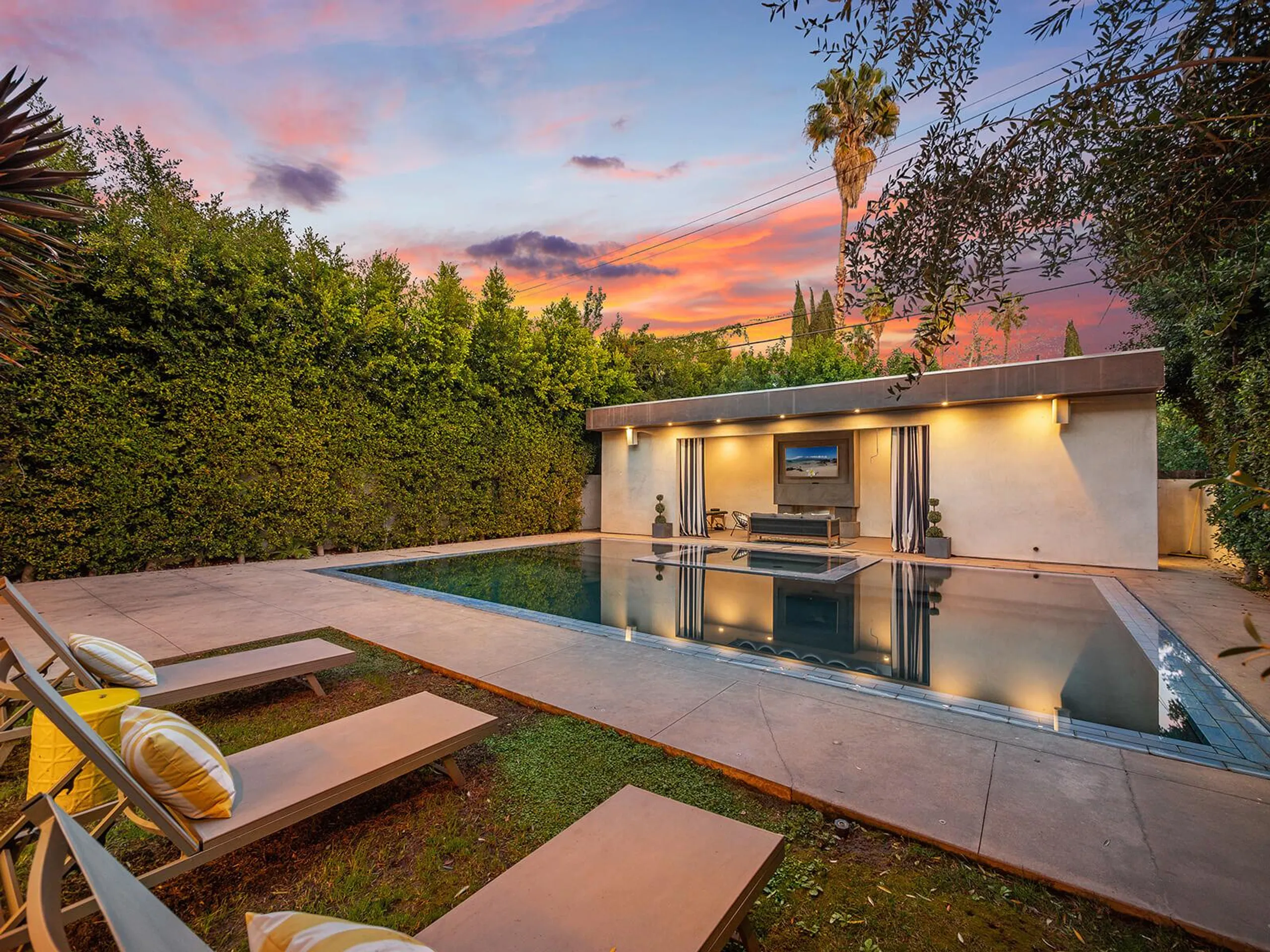 Impeccably Decorated Villa with Pool, Cabana, and Rooftop Deck — photograph 4