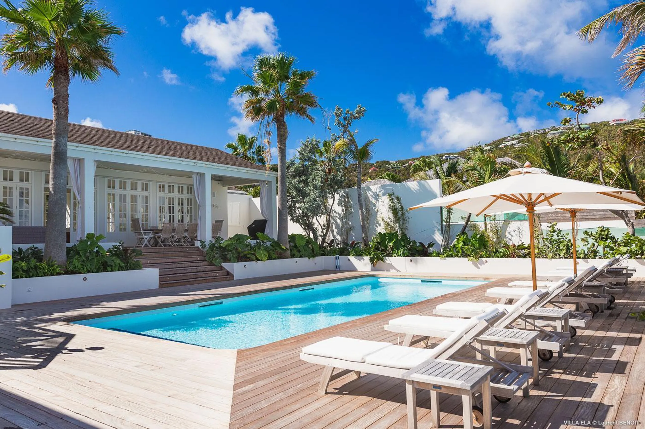 Majestic Beachfront Villa with Tennis Court, Private Pool and Walks to Ocean — photograph 4