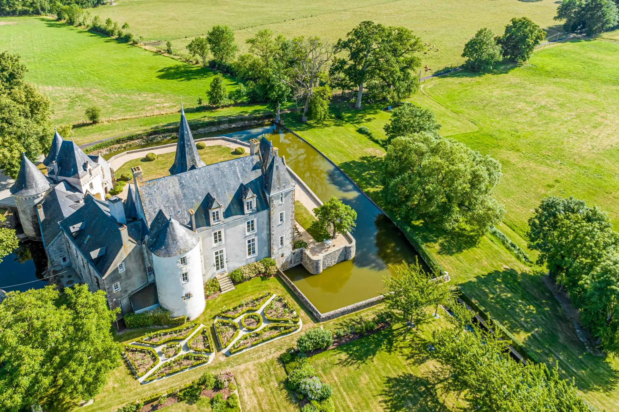Majestic 12th century Villa with Private Heated Pool, Courtyard and Garden, Asse Le Boisne