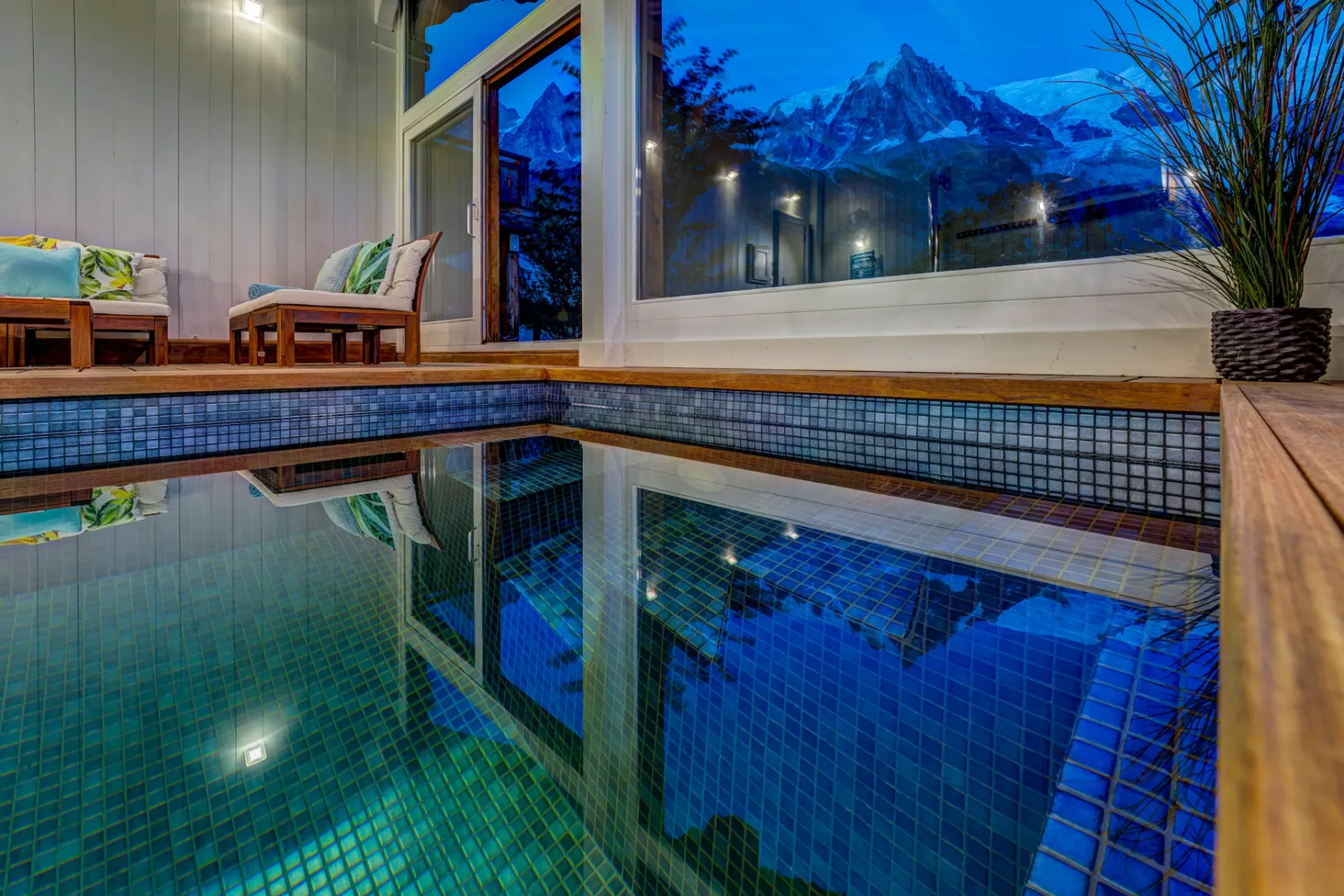 Alluring 5-Bedroom Les Moussoux Chalet with Swim Spa, Sauna, and Unmatched Mont-Blanc Views — photograph 6