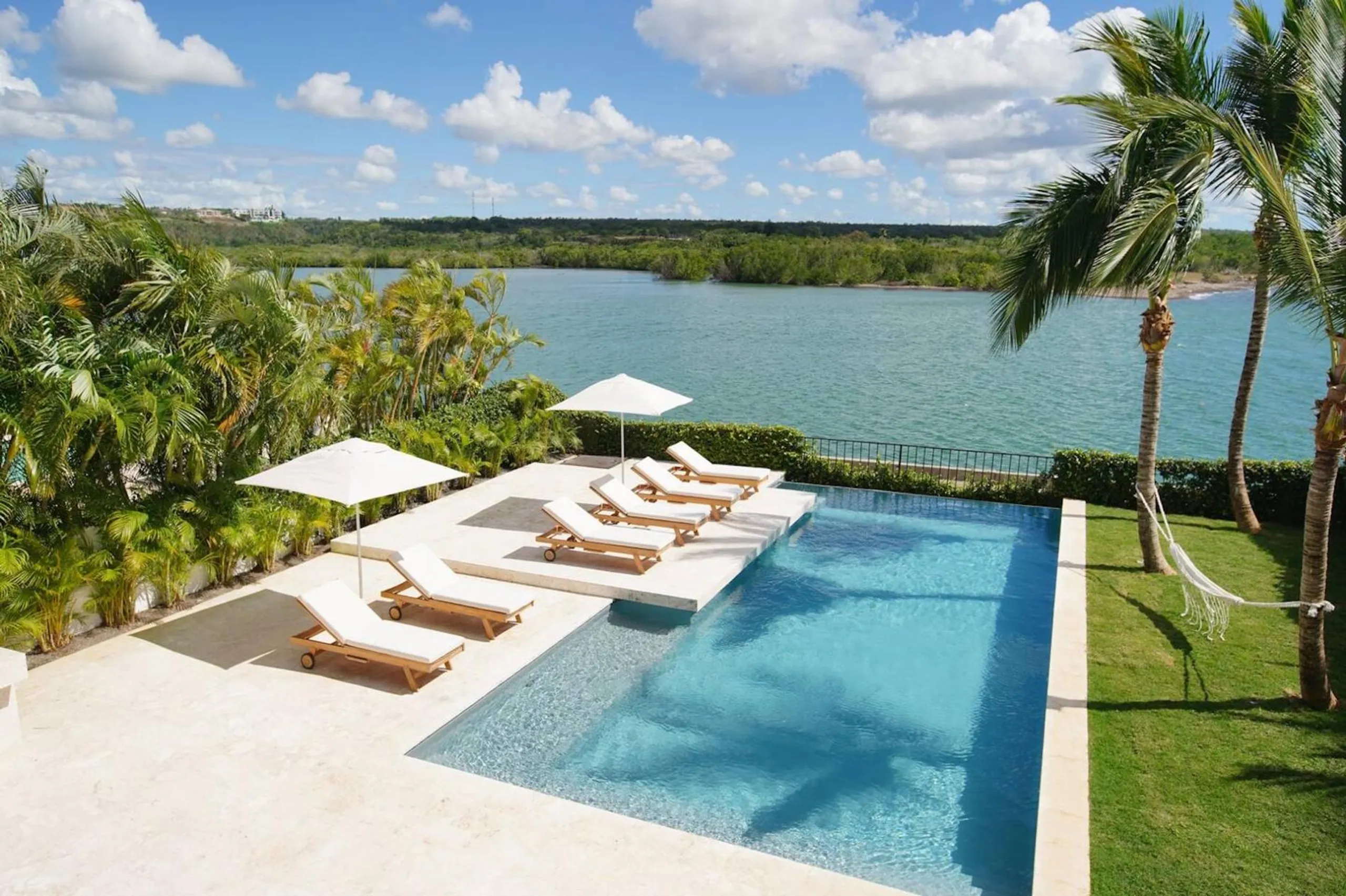 Elegant Chavón River Villa with Ocean Views, Pool & Full Staff — photograph 3