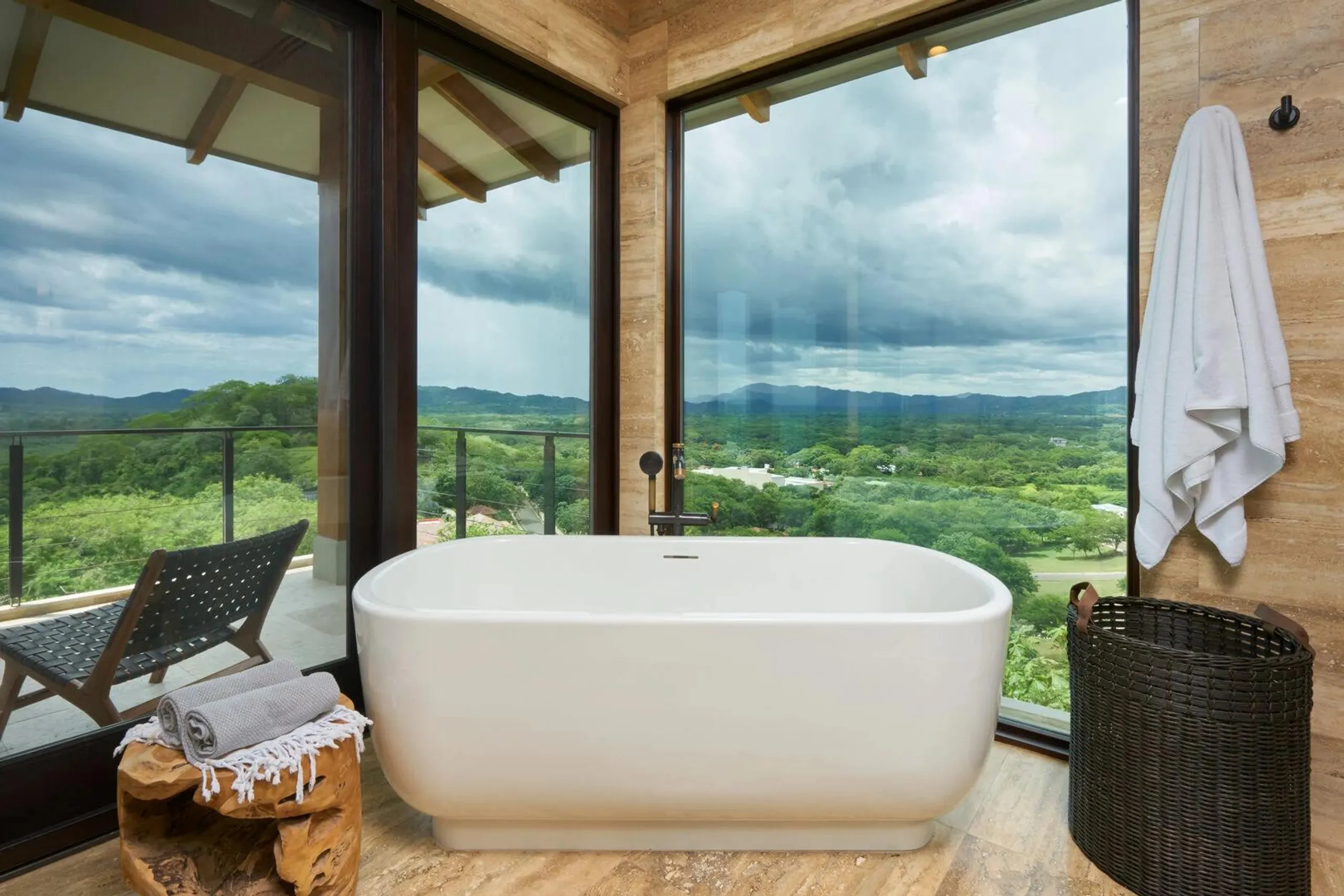 Ultra-Luxury Tamarindo Villa with Infinity Pool, Gym & Oceanview Terrace — photograph 9