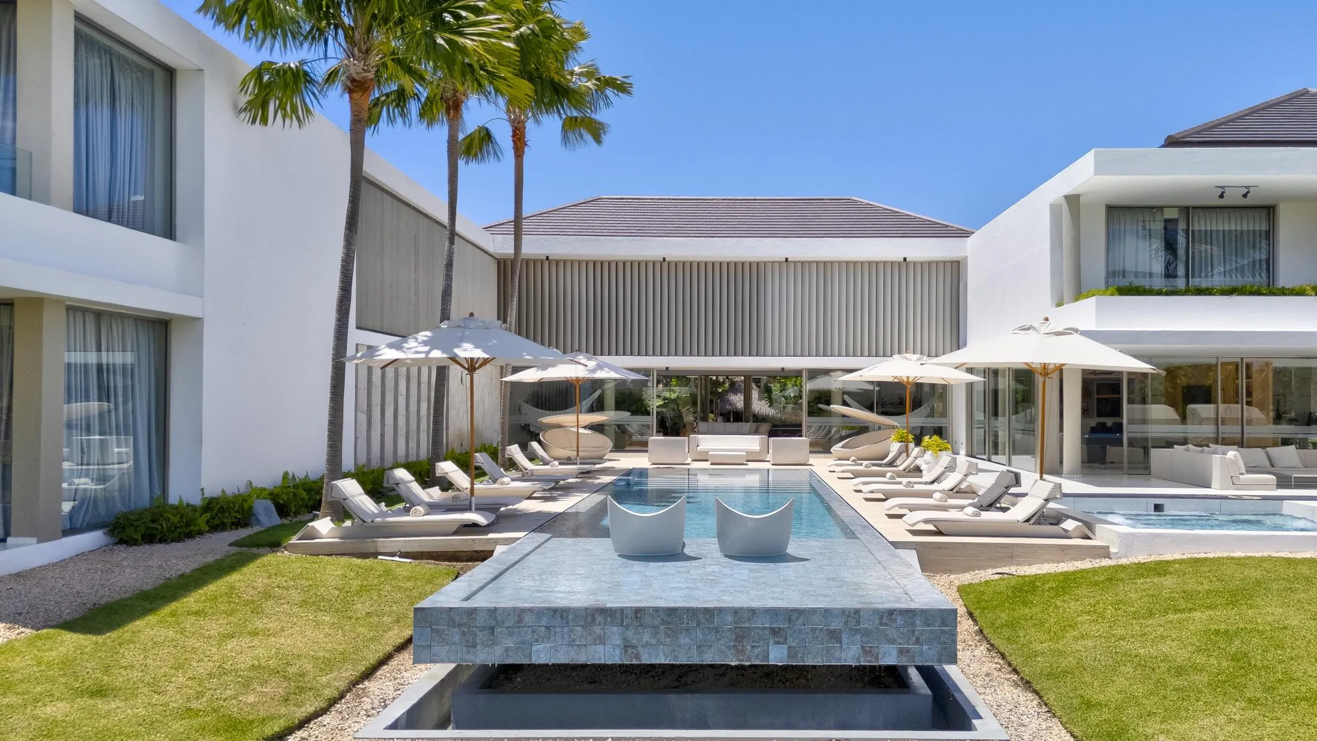 Regal Resort-Style 15 BR Estate with Infinity Pool — photograph 3