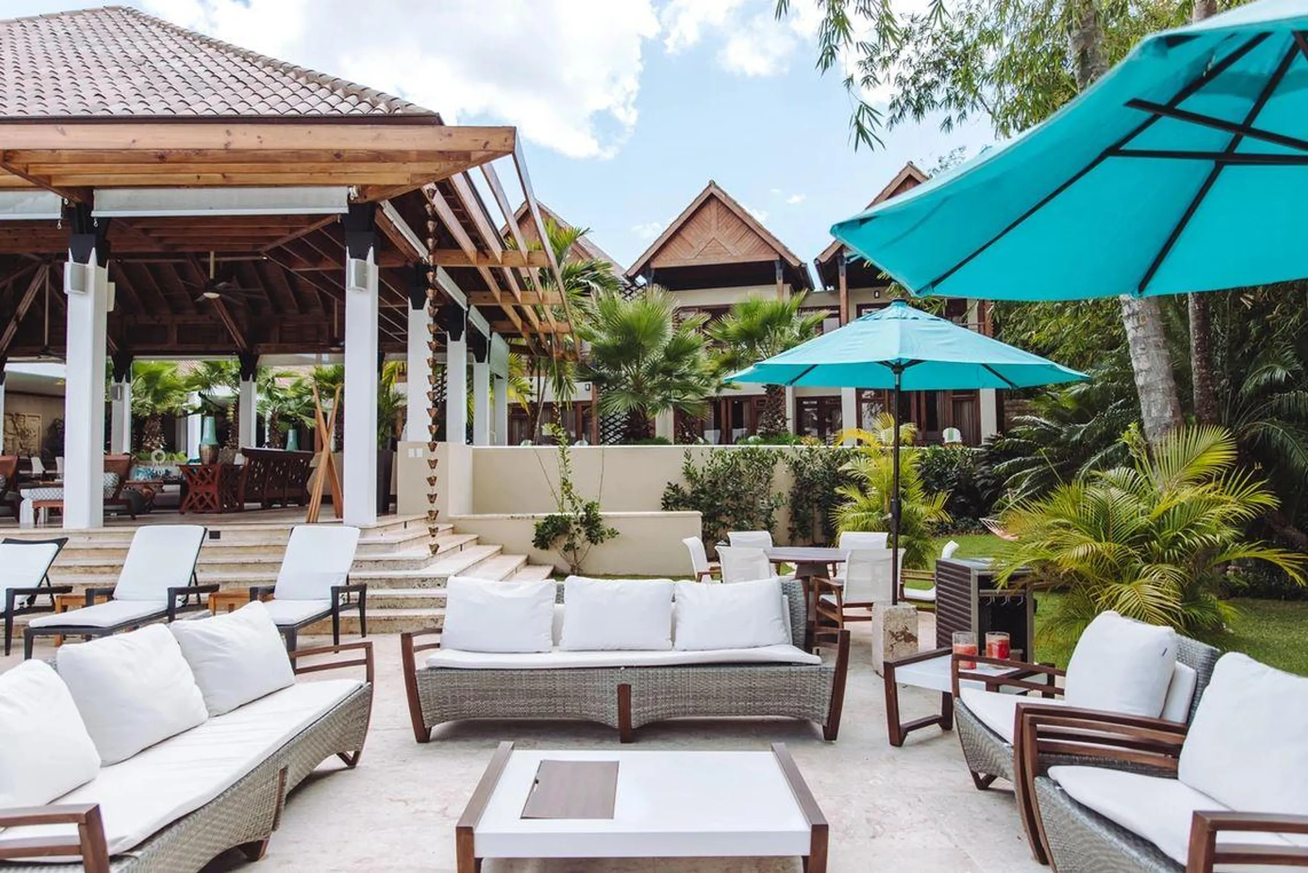 Serene Eight-Bedroom Villa with Infinity Pool and Minitas Bay Views — photograph 4