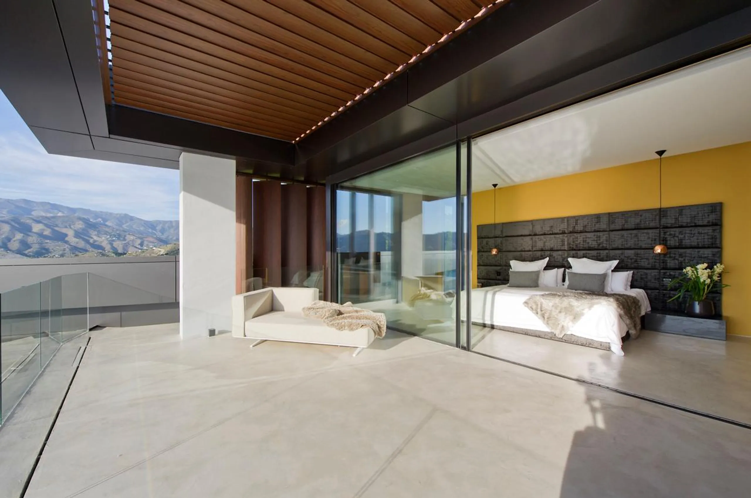 Resplendent Villa with Pool and 180 Degree Bay Views — photograph 8