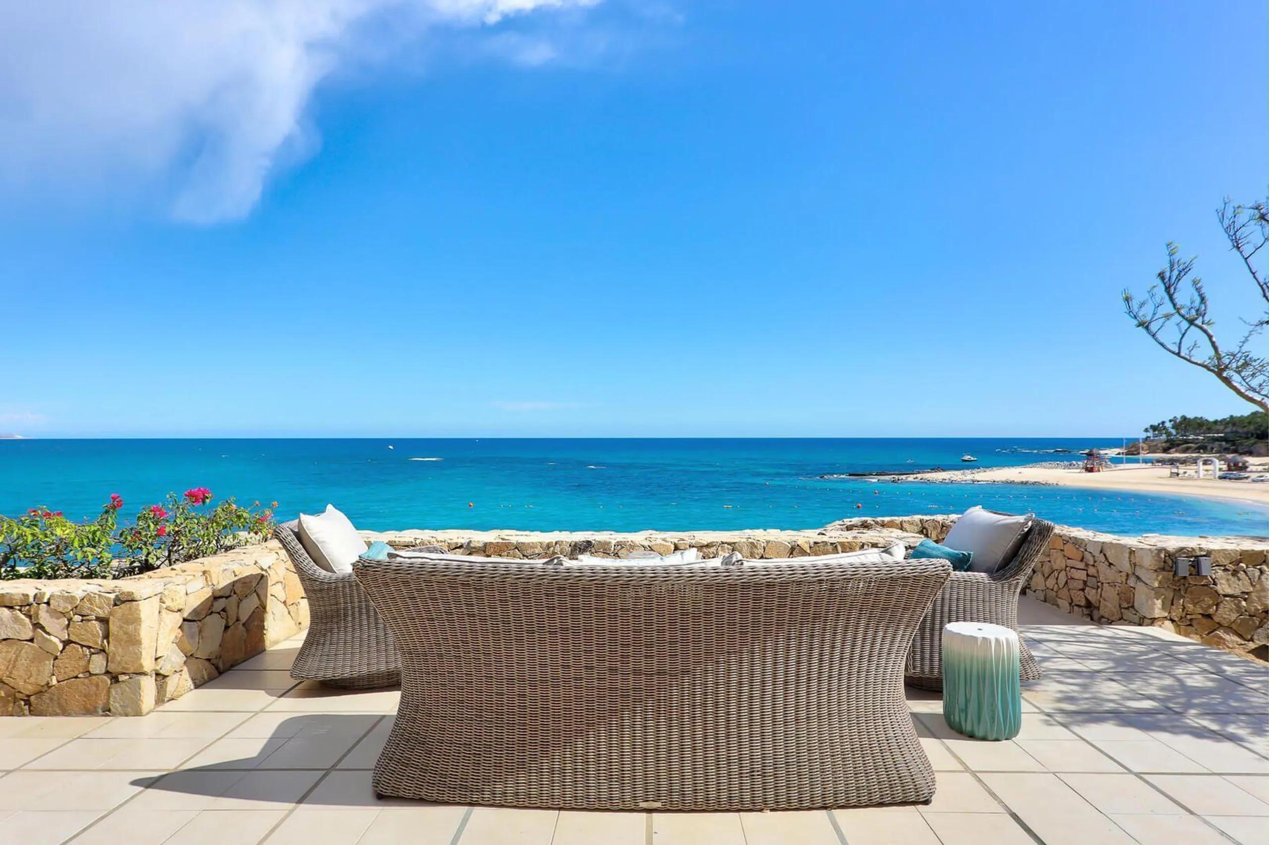 Magnificent Palmilla Luxury Beachfront Retreat with Pool and Ocean Views — photograph 3