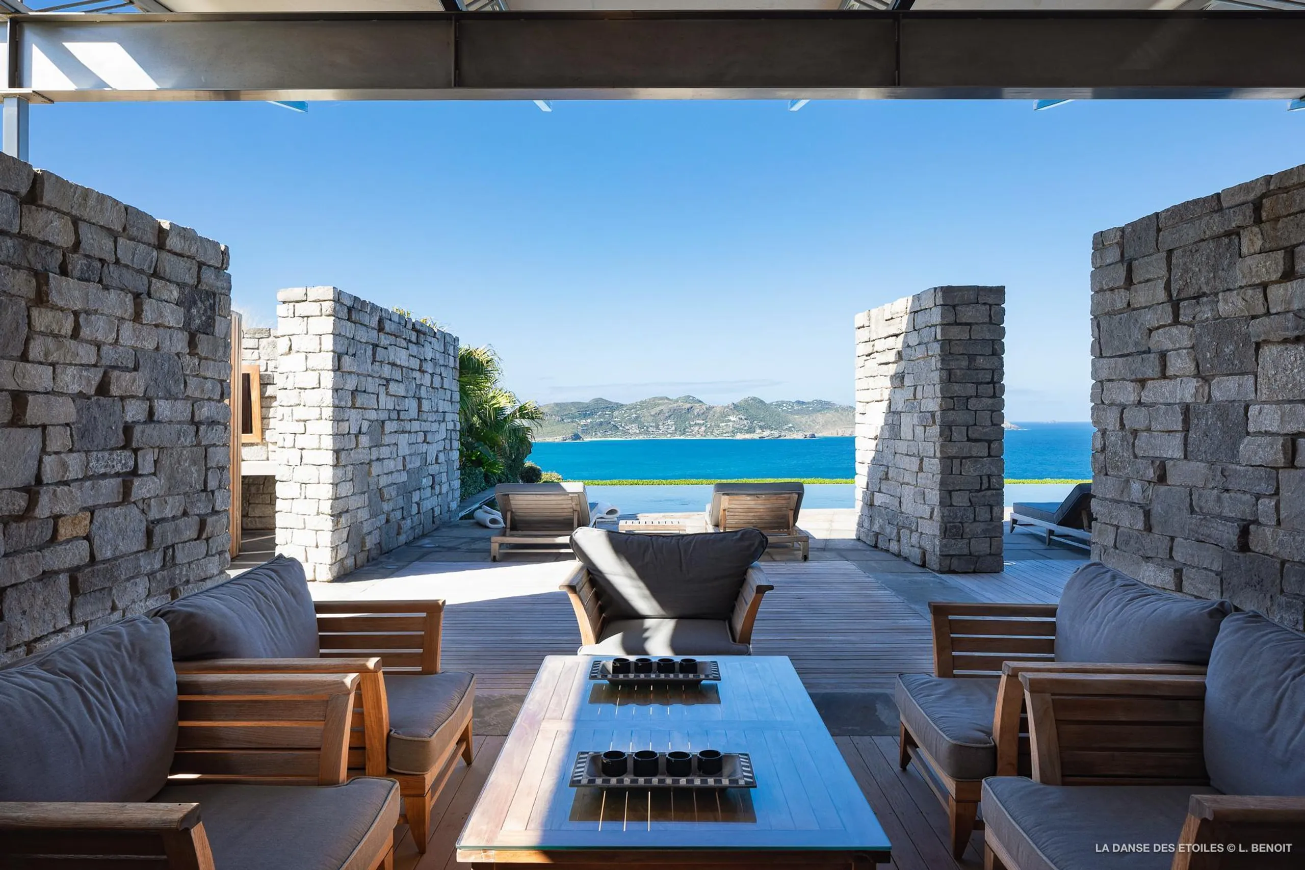 Impeccably Designed Seaside Villa with Infinity Pool and Panoramic Ocean Views — photograph 2