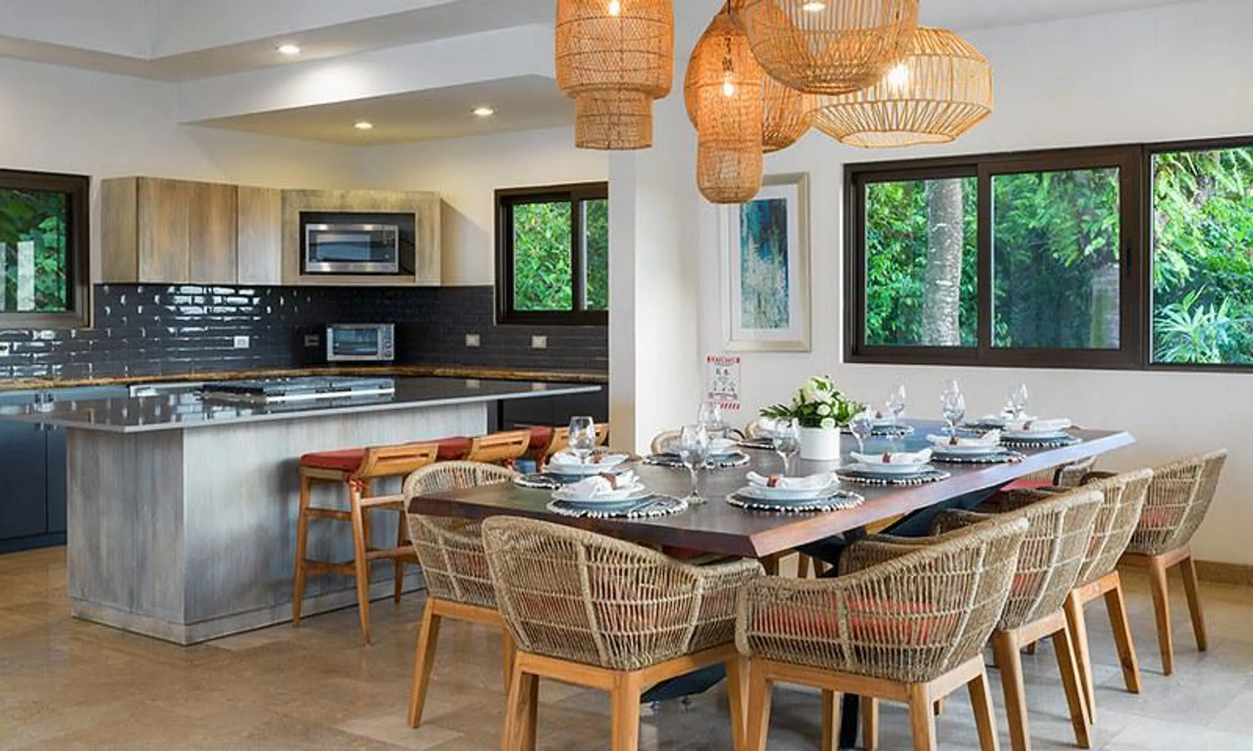 Luxurious Seven-Bedroom Villa in Manuel Antonio with Private Pool and Rainforest Surroundings — photograph 12