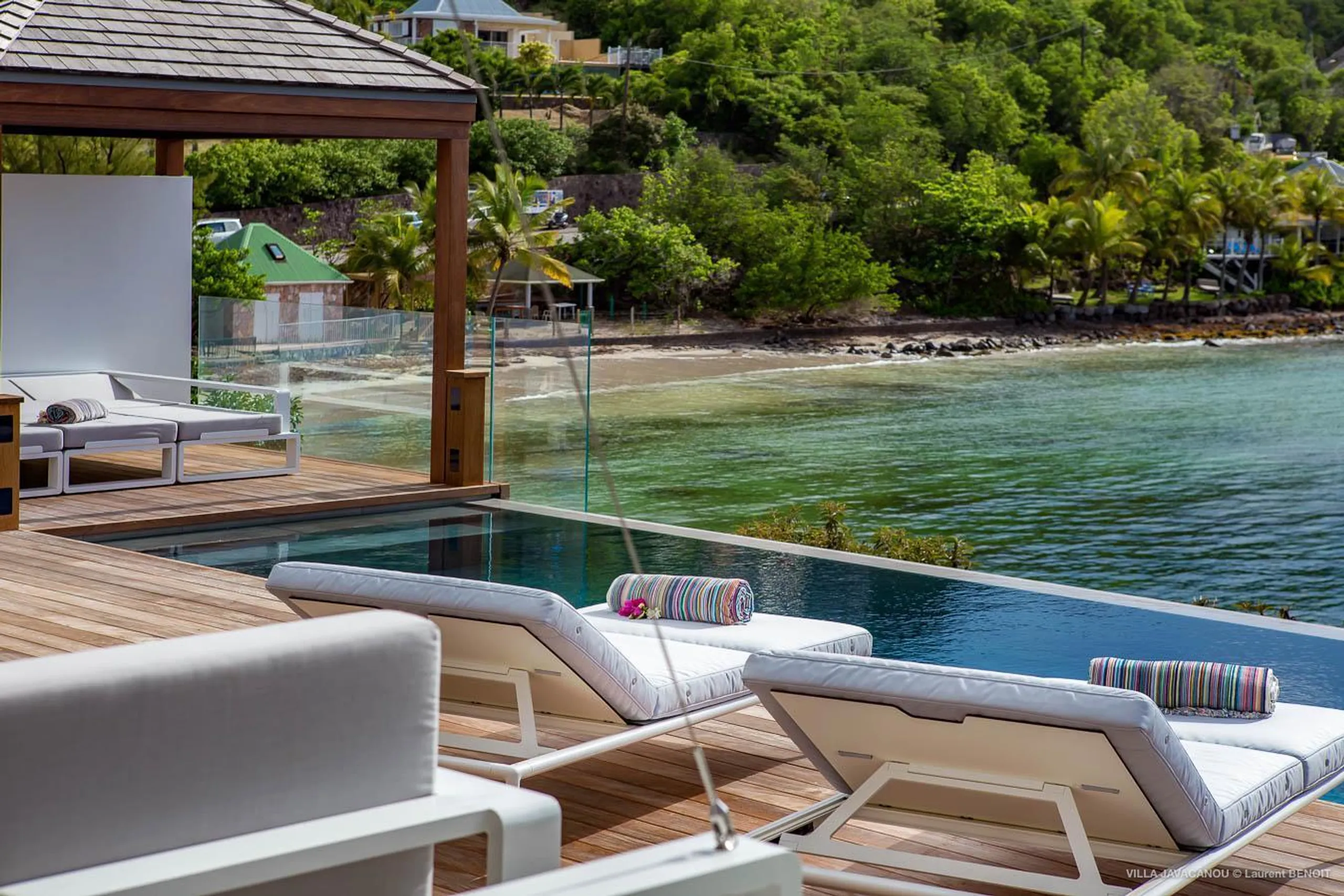 Palatial Oceanside Tropical Estate with Private Pool and Walks to Beach — photograph 12