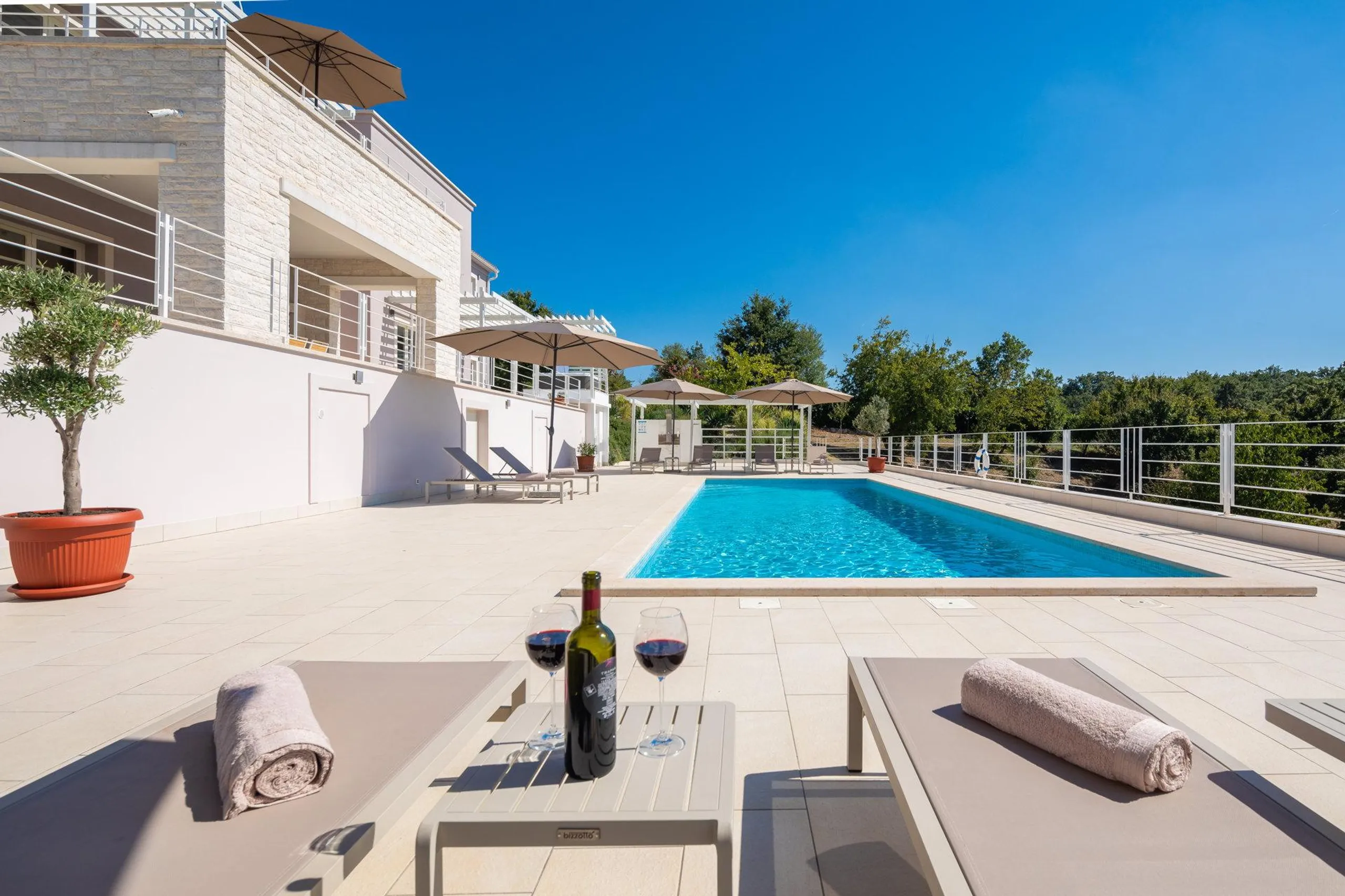 Awe-inspiring Private Complex with 3 Pools for Large Groups in Istria's Countryside — photograph 8