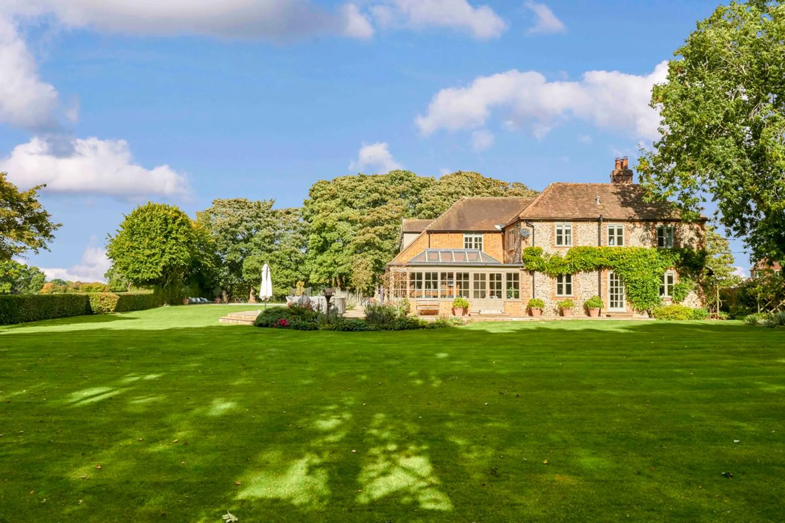 Gracefully Decorated 7-Bedroom Country Villa with Private Pool, Gym, and Scenic Gardens — photograph 4