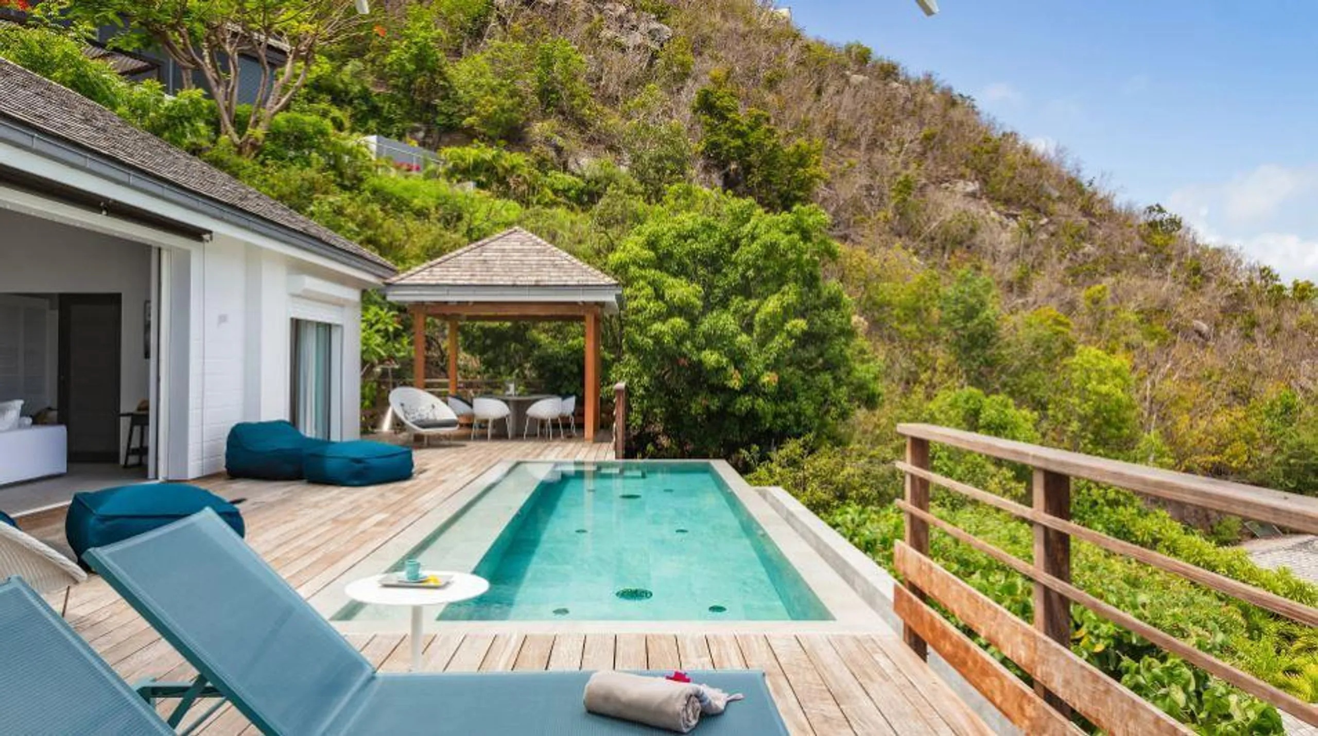 Sleek Contemporary Styled Villa with Heated Pool and Breathtaking Ocean Views — photograph 5