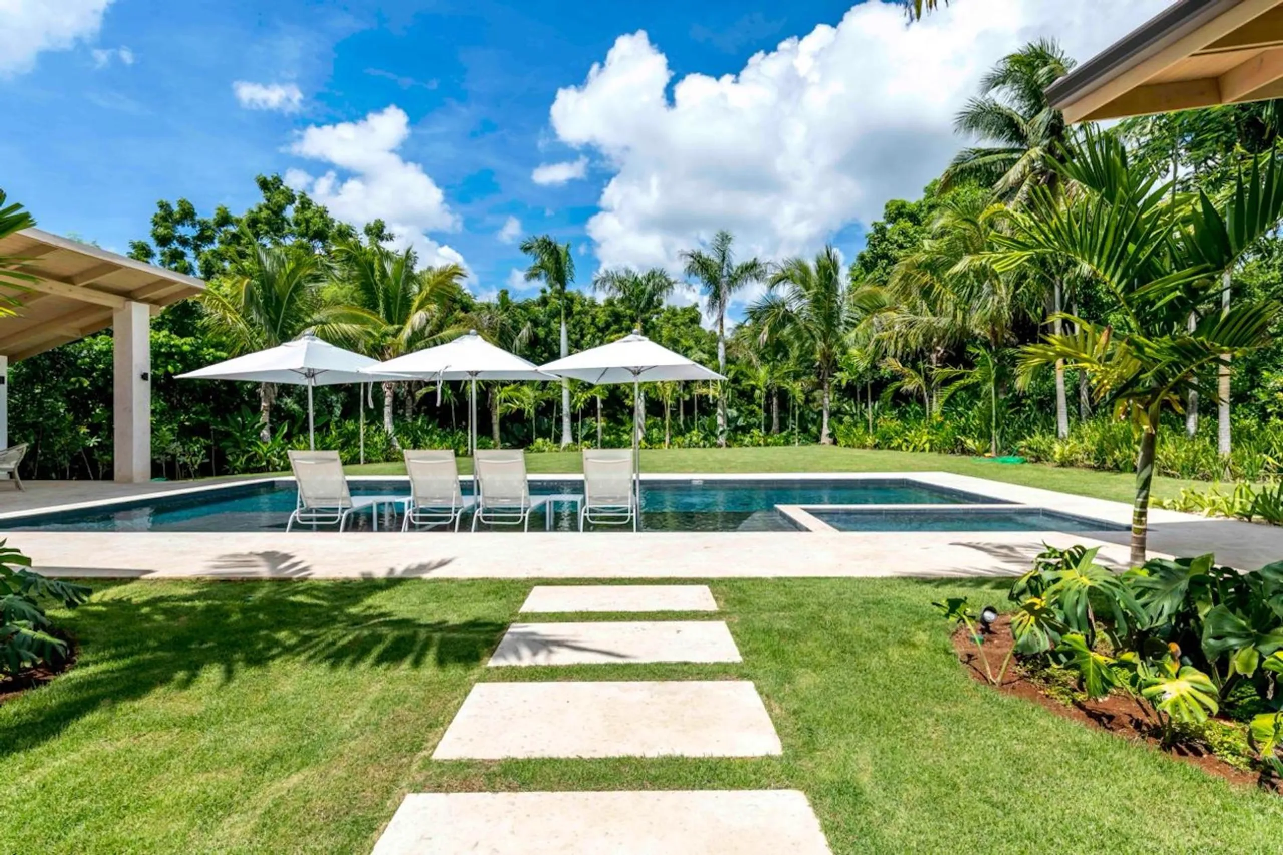 Fantastic 6-Bedroom Villa with Private Pool, Full Staff & Prime Beach Access — photograph 3