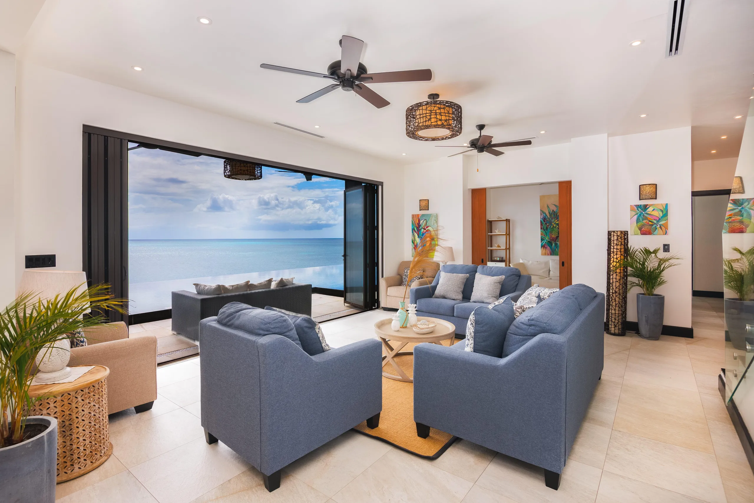 Magnificent Oceanfront 5-Bedroom Villa with with Infinity Pool, Private Garden and Sunset Views — photograph 6